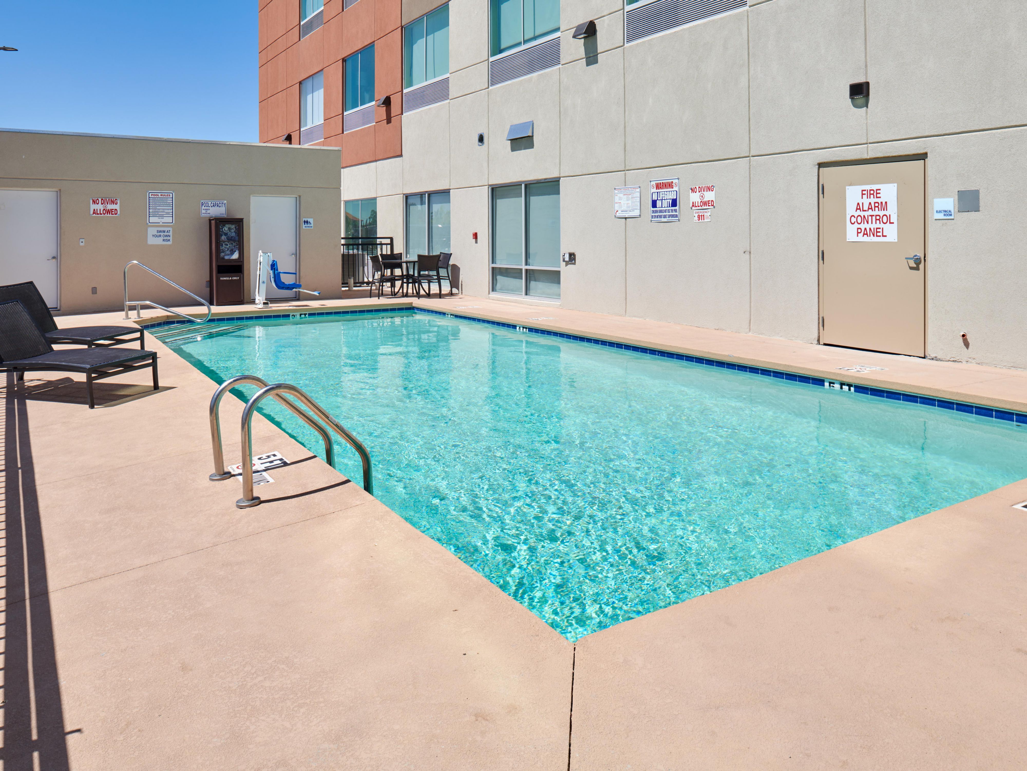 OUTDOOR SWIMMING POOL