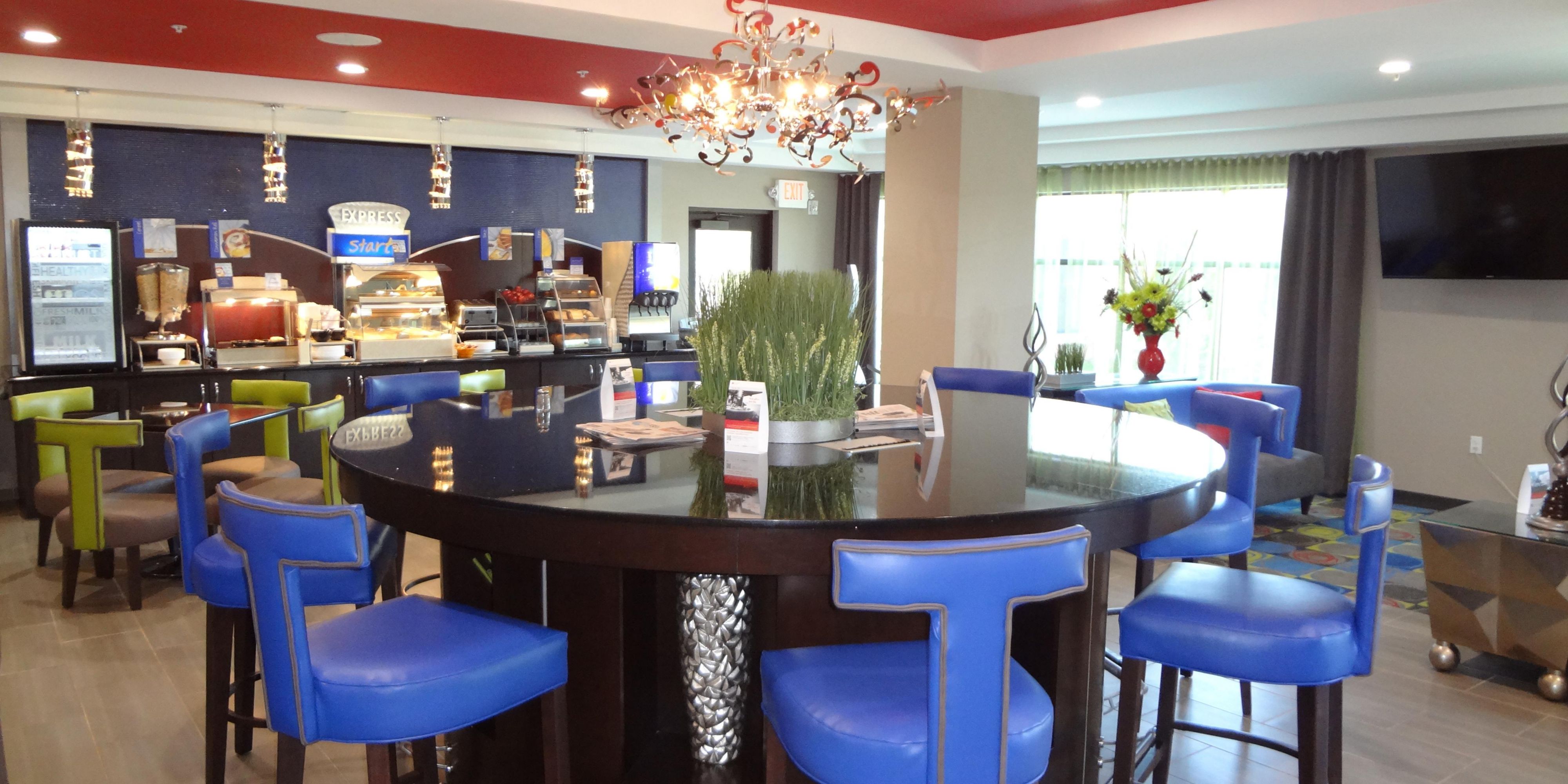 At Holiday Inn Express we have a complimentary, hot breakfast waiting for you every morning. There's a whole buffet full of offerings sure to please everyone. Our Express Start Breakfast is the perfect way to begin your day.
