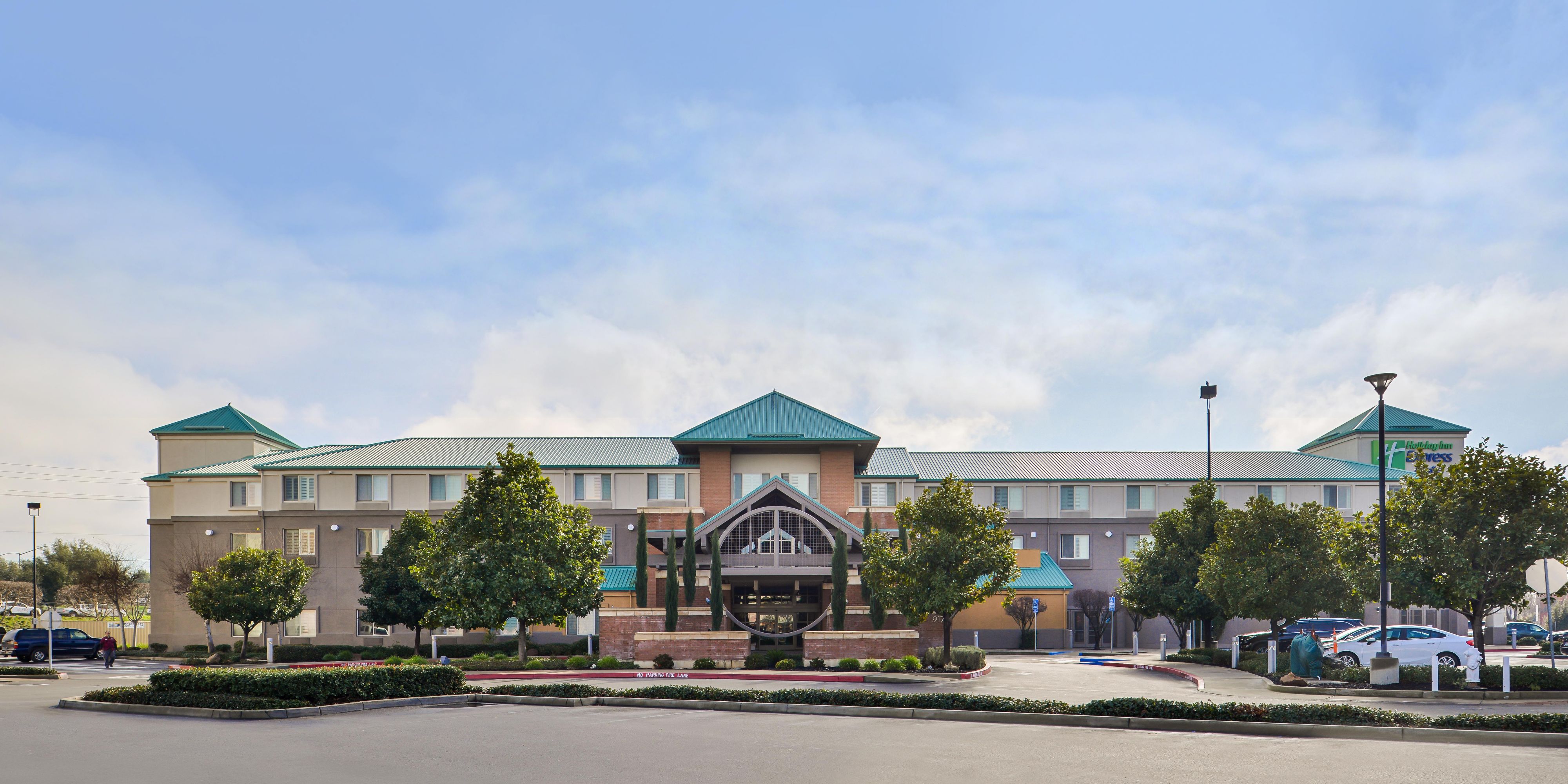 Hotel in Elk Grove | Holiday Inn Express & Suites Elk Grove Ctrl - HWY 99