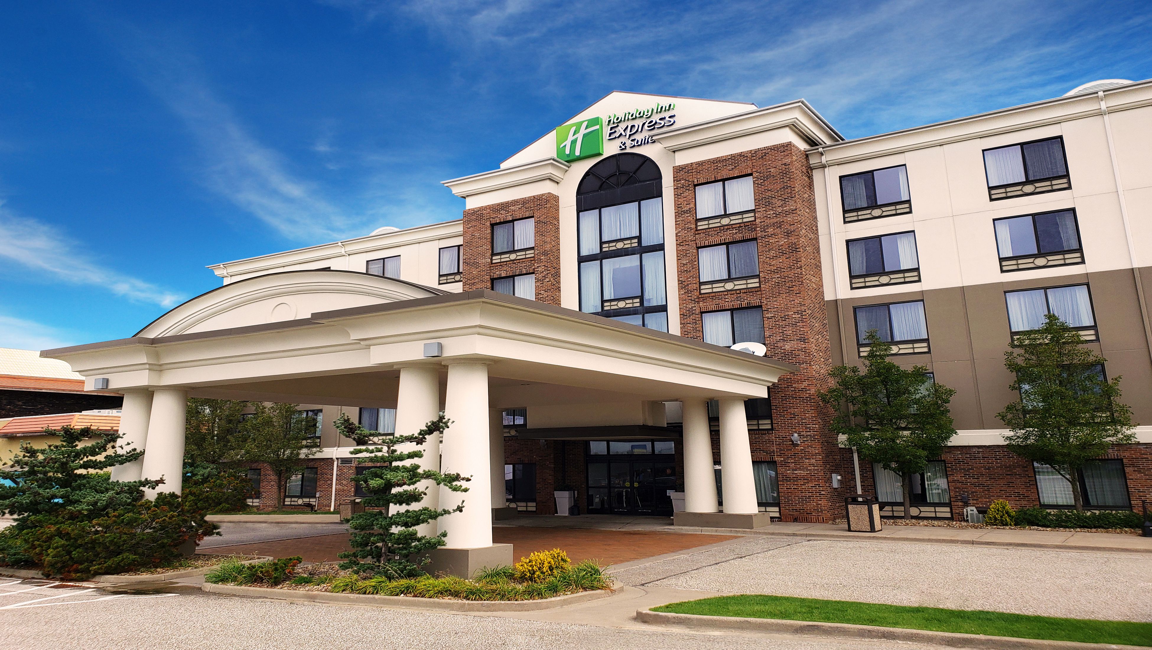 Christmas At The Warner Erie Pa 2022 Free Parking Holiday Inn Express & Suites Erie (Summit Township) Hotel By Ihg