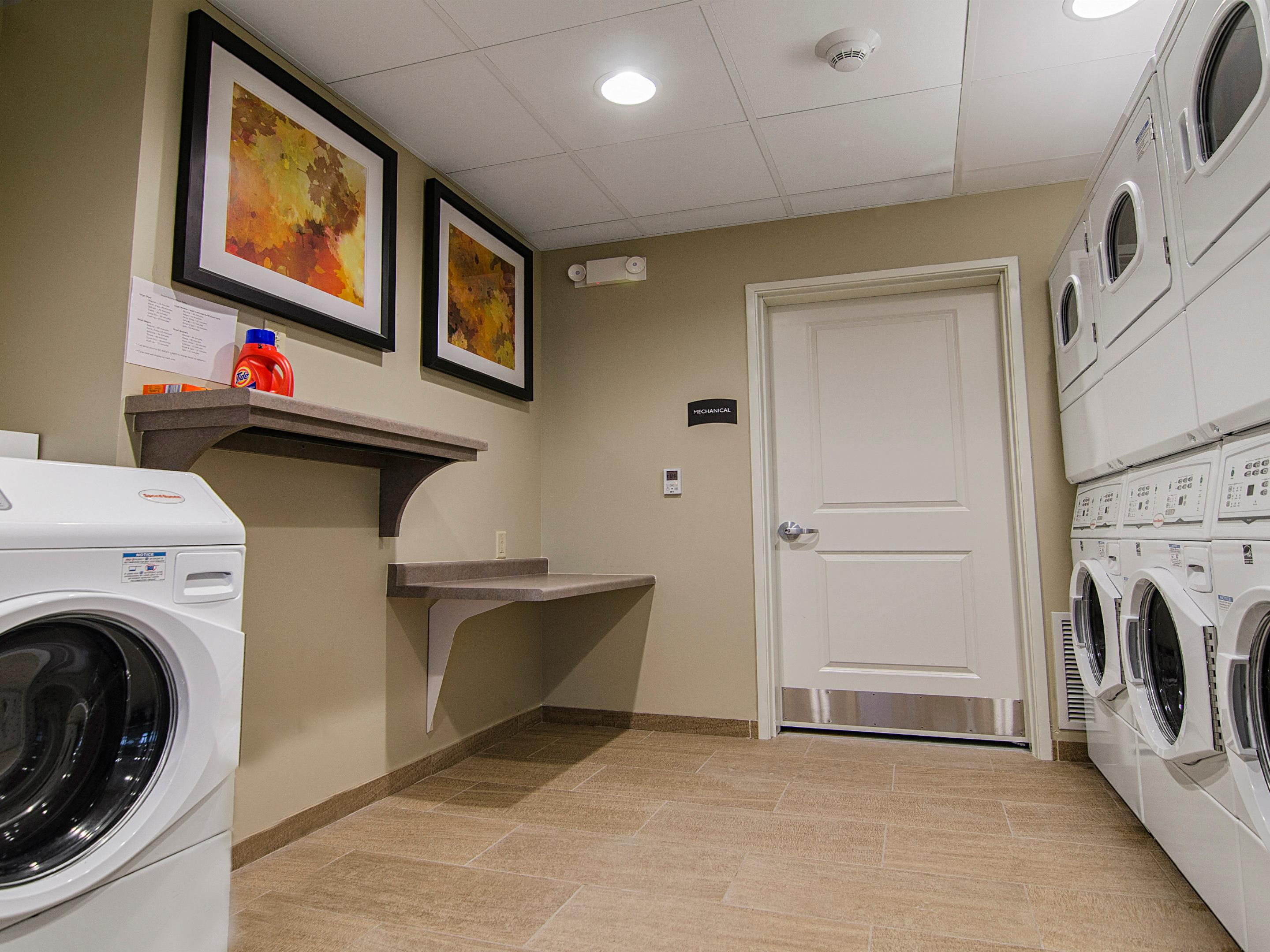 Di Holiday Inn Express, kami menyediakan fasilitas binatu di lokasi yang nyaman untuk tamu kami. Hal ini memudahkan Anda untuk menyegarkan isi lemari selama masa inap. Harap diperhatikan bahwa layanan binatu tersedia dengan biaya nominal di Holiday Inn Express DFW Airport South - Euless.