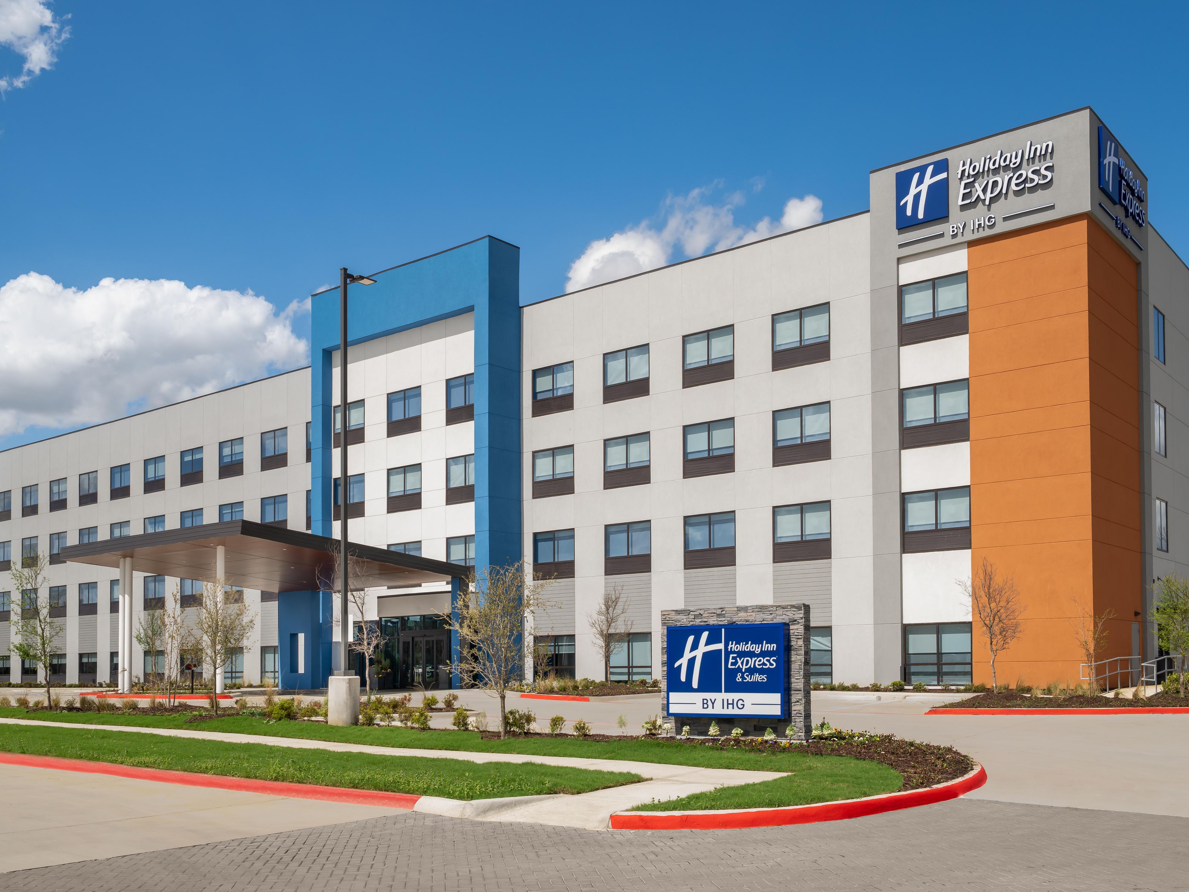 منظر خارجي للفندق في اليوم مع لافتات