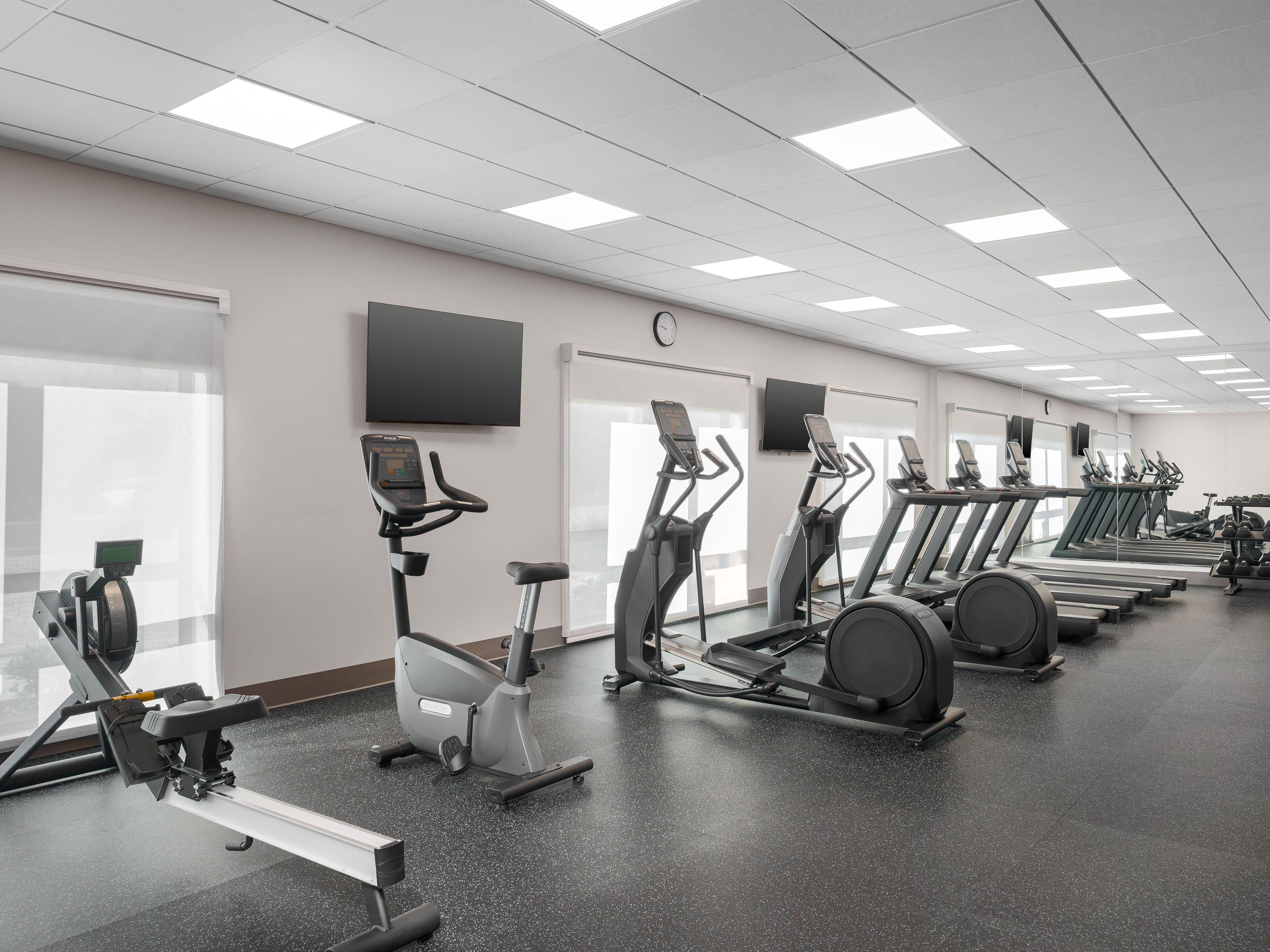 مركز لياقة بدنية مجهز بآلات وأوزان