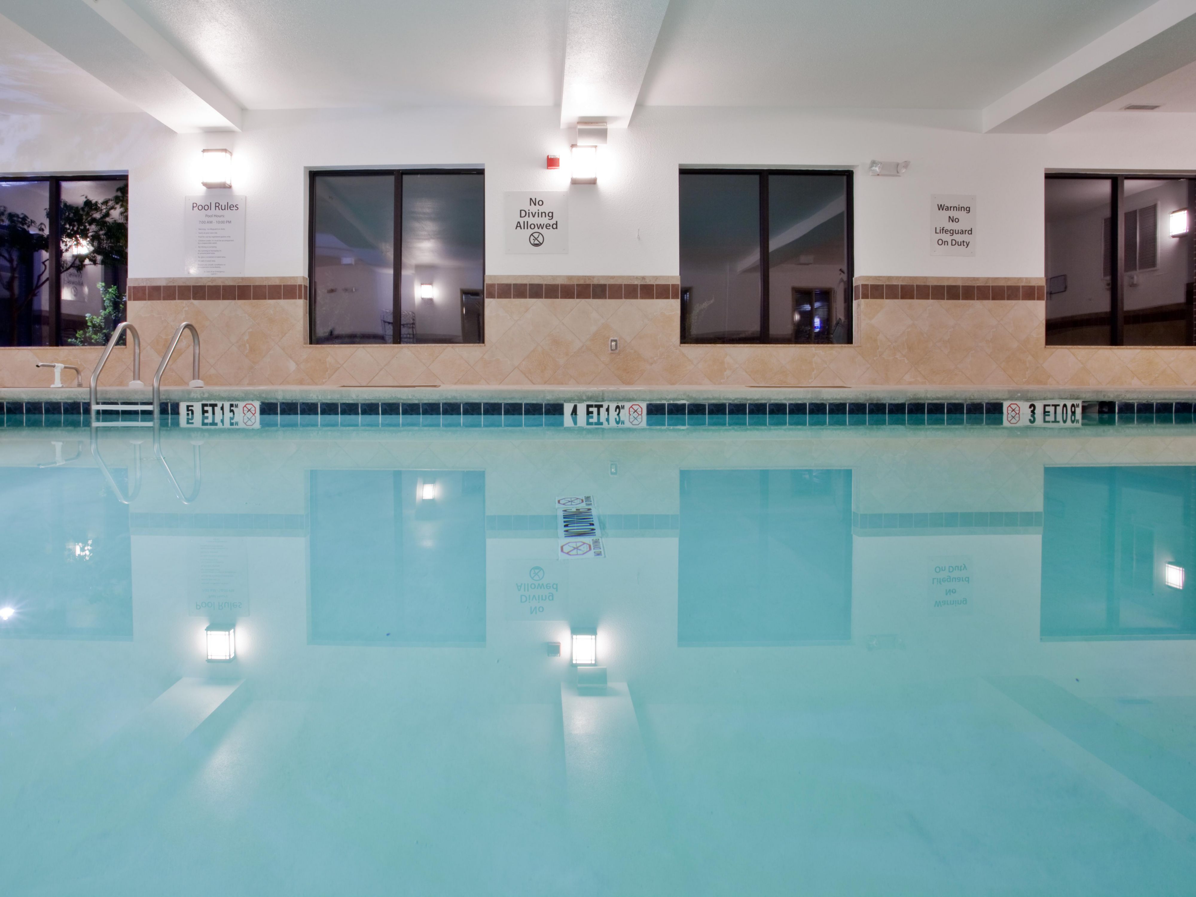 Take a refreshing break at our heated indoor pool, open daily from 7 AM to 10 PM. Whether you want to swim a few laps or simply unwind with a good book, our pool area is the perfect spot to relax and recharge.