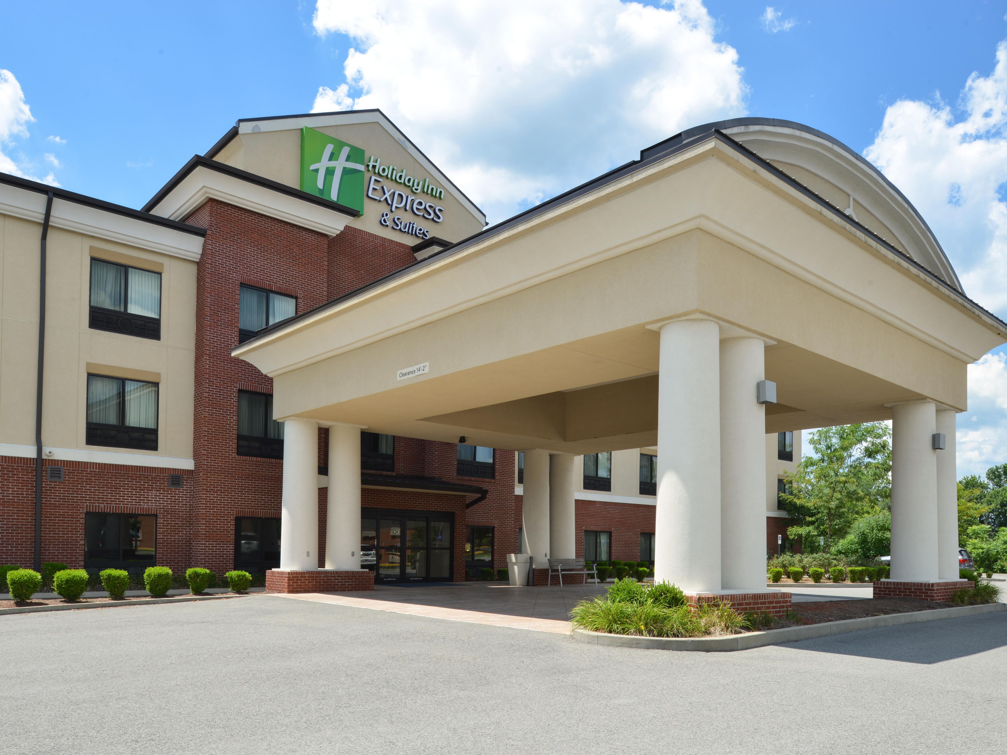 https://digital.ihg.com/is/image/ihg/holiday-inn-express-and-suites-fairmont-4661092372-4x3