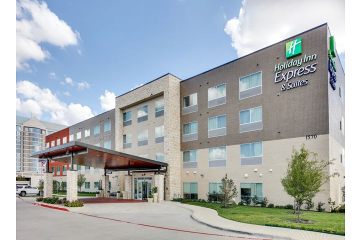 Holiday Inn Express & Suites Dallas NW - Farm