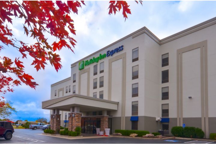 Holiday Inn Express & Suites Fayetteville-Uni