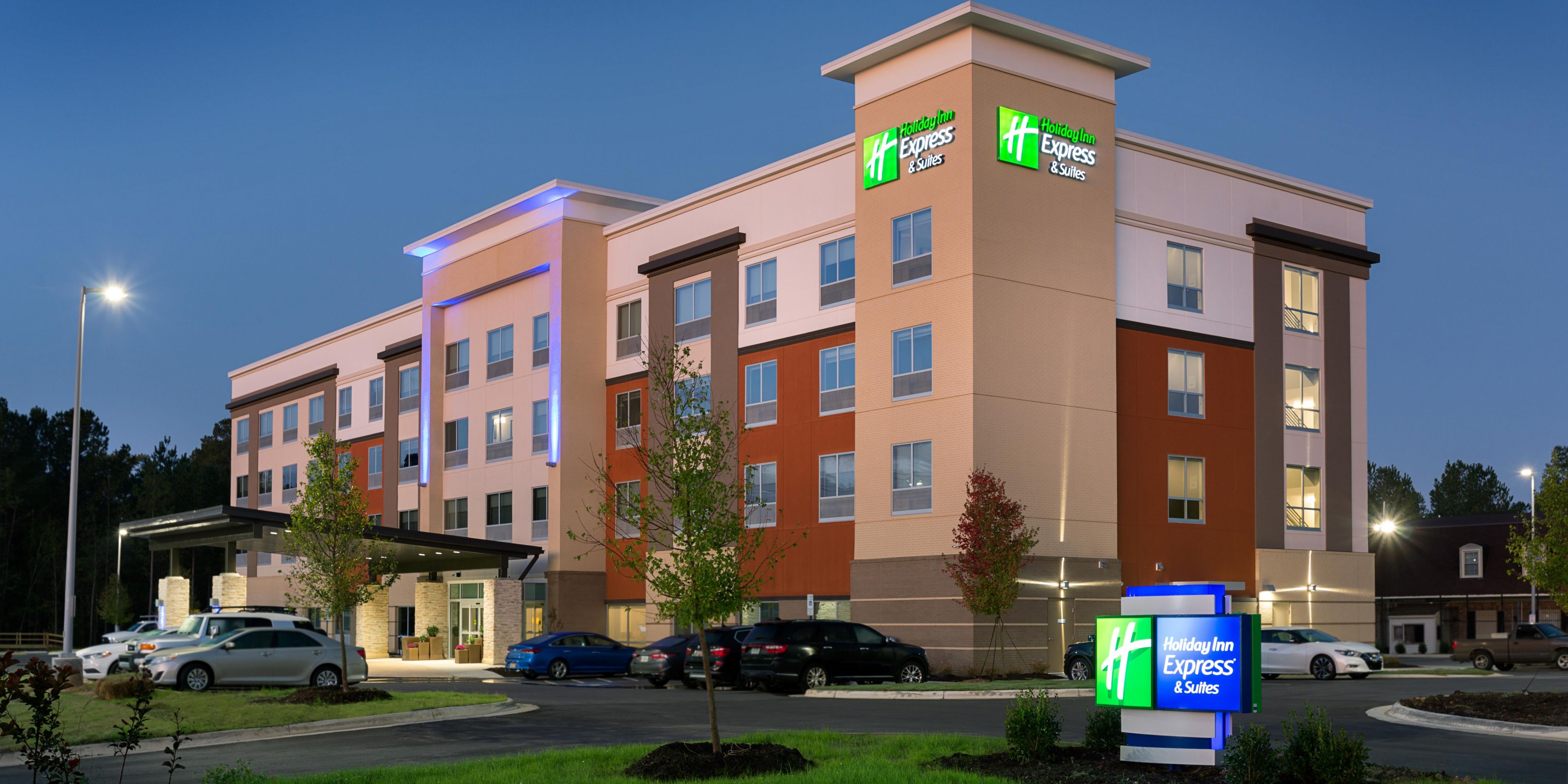 Holiday Inn Express And Suites Fayetteville 6303305001 2x1