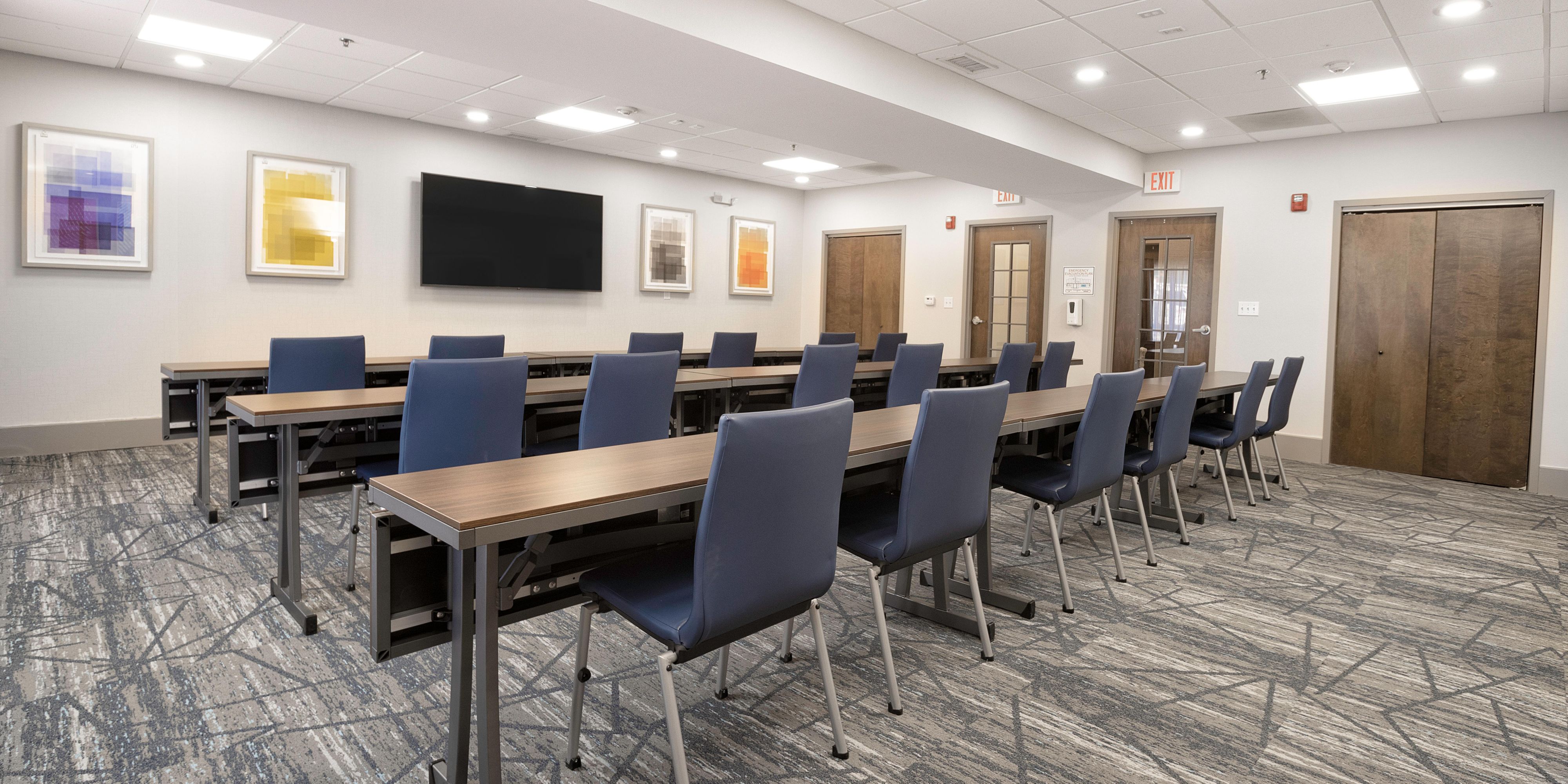 Plan your next successful small meeting in the only hotel meeting room in Festus! Our hotel's helpful staff can assist you with all the details, and our 500-sq-ft meeting room is perfect for a sales presentation or seminar with 25 guests.