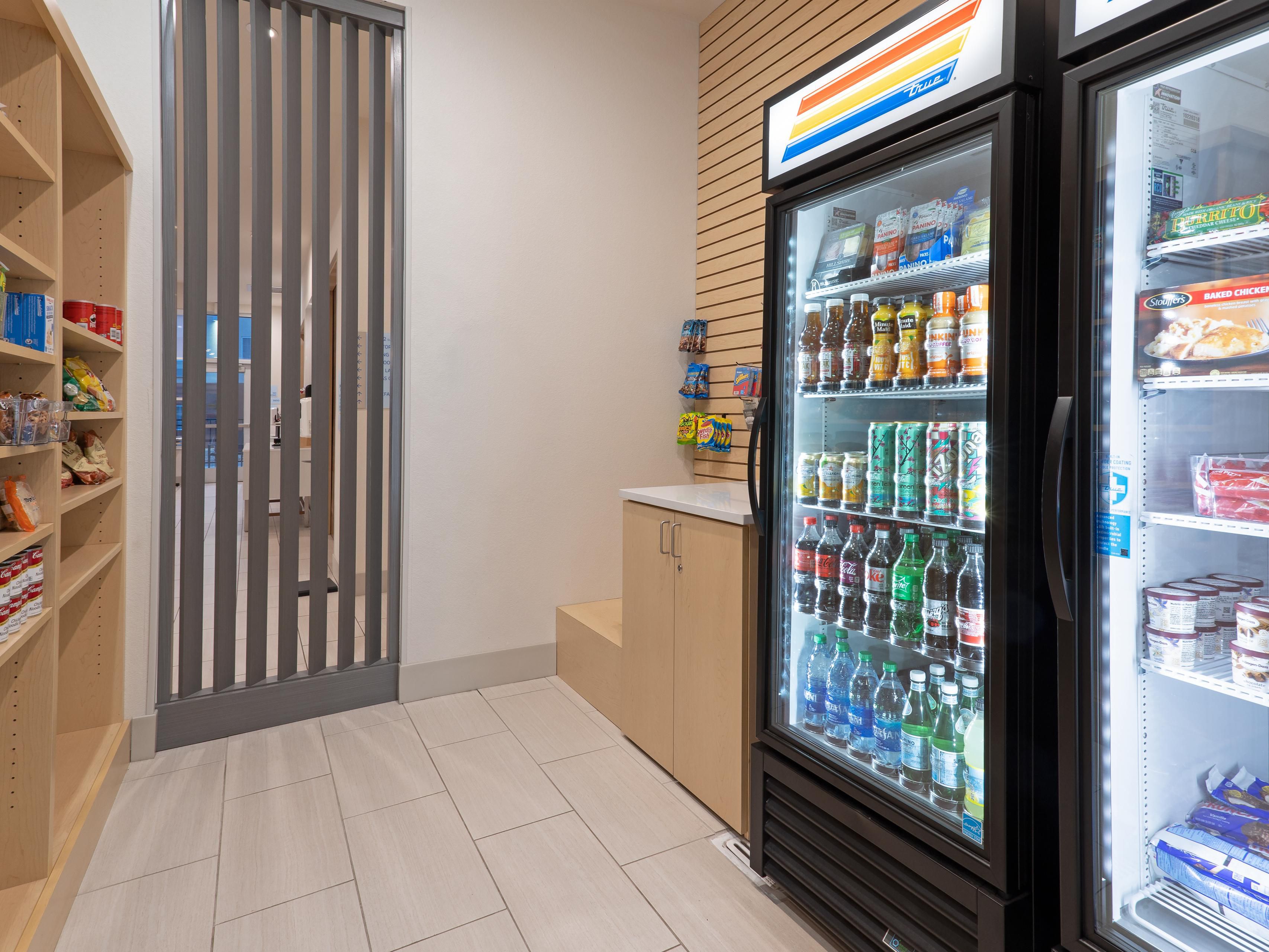 Trabalhando muito? Faça uma pausa e desfrute de um lanche ou bebida de nossa conveniente despensa, localizada no pavimento do lobby, perto da recepção.