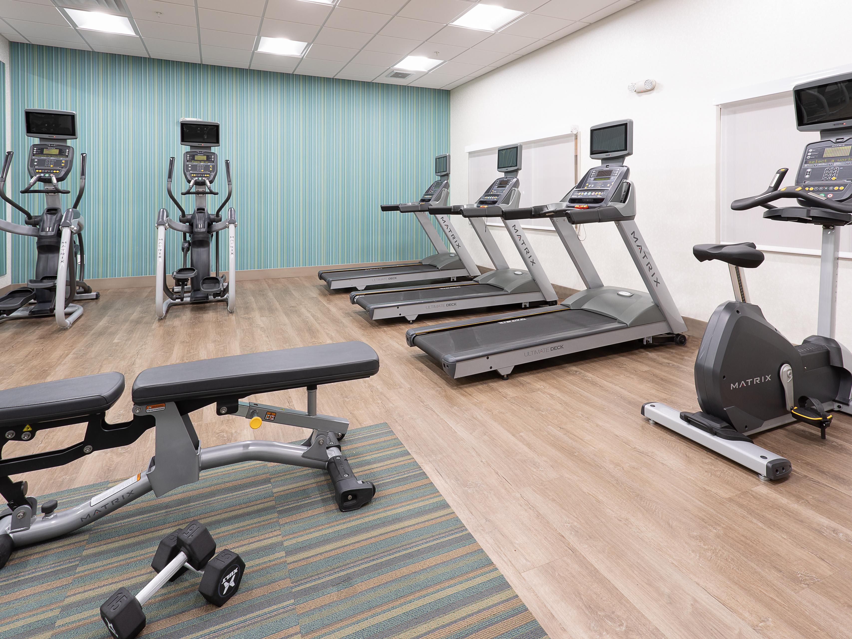 Continue com seu treinamento enquanto está longe de casa. Nossas instalações de academia estão abertas 24 horas e oferecem uma variedade de opções de exercícios.