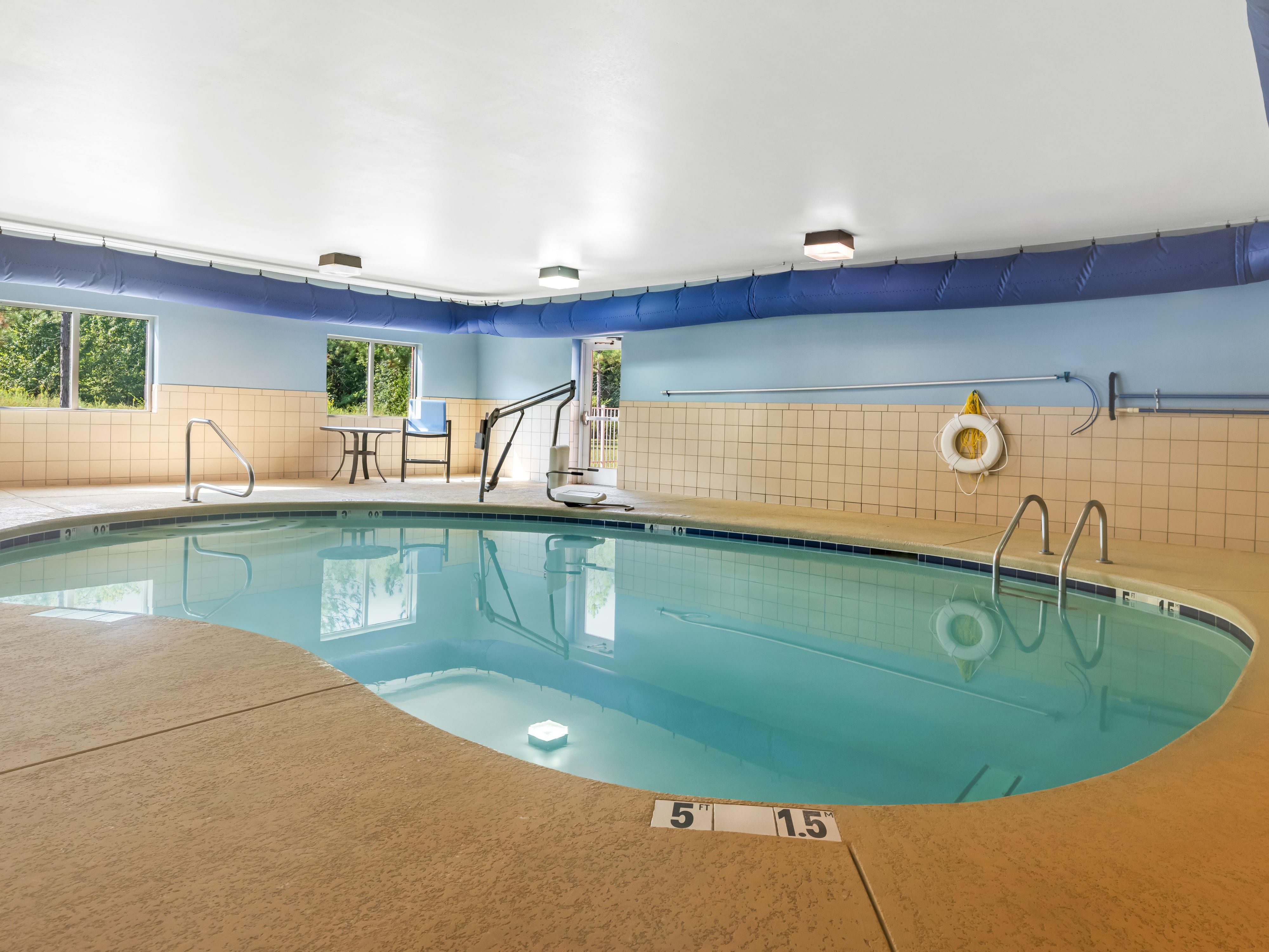 خذ قسطًا من الراحة واسترخ في المسبح الداخلي المدفأ - المفتوح طوال العام