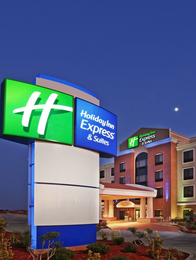 Holiday Inn Express & Suites Floresville