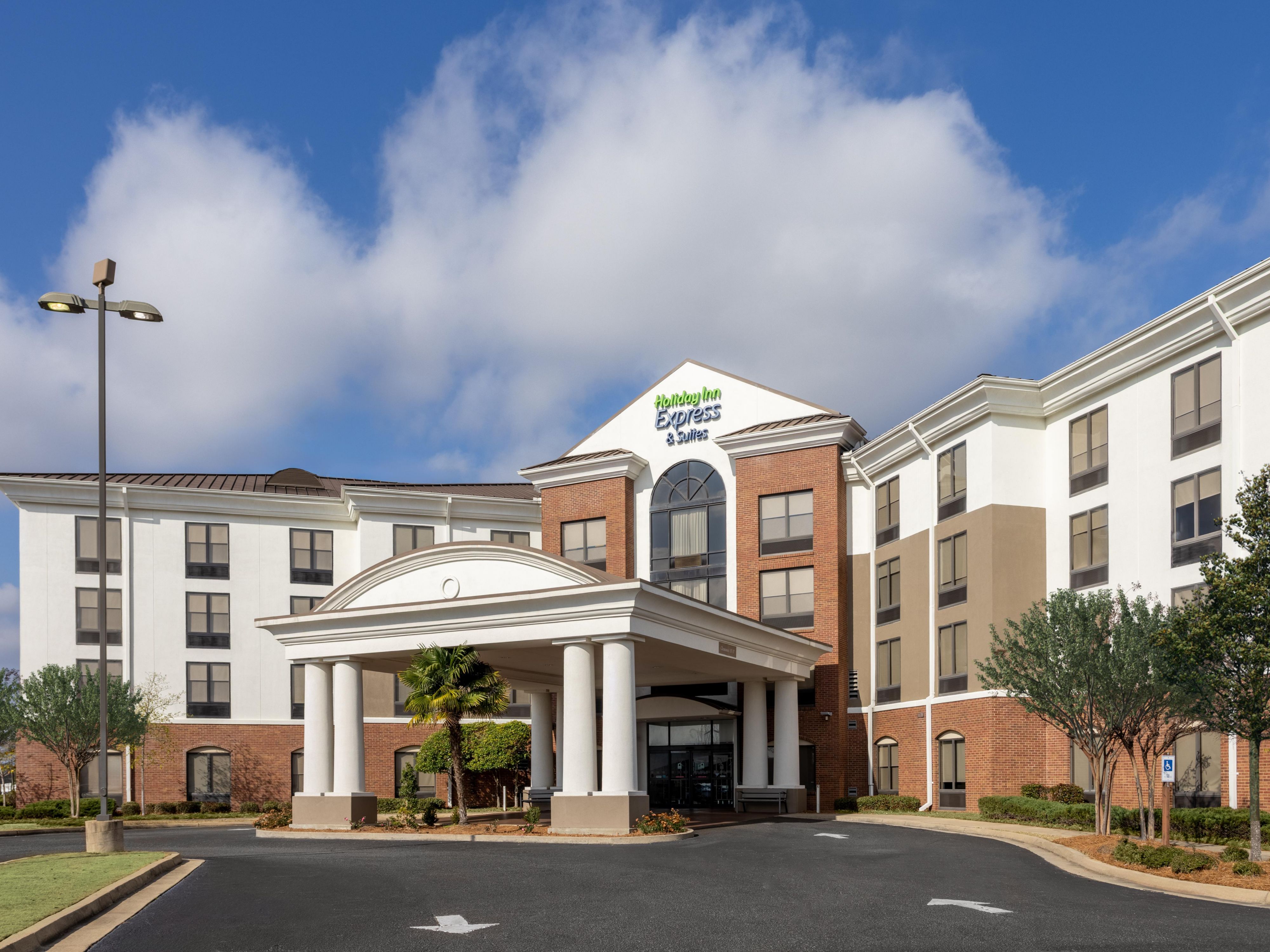 Minitues fron JAN Aiport - Located off route 25/Lakeland Dr 