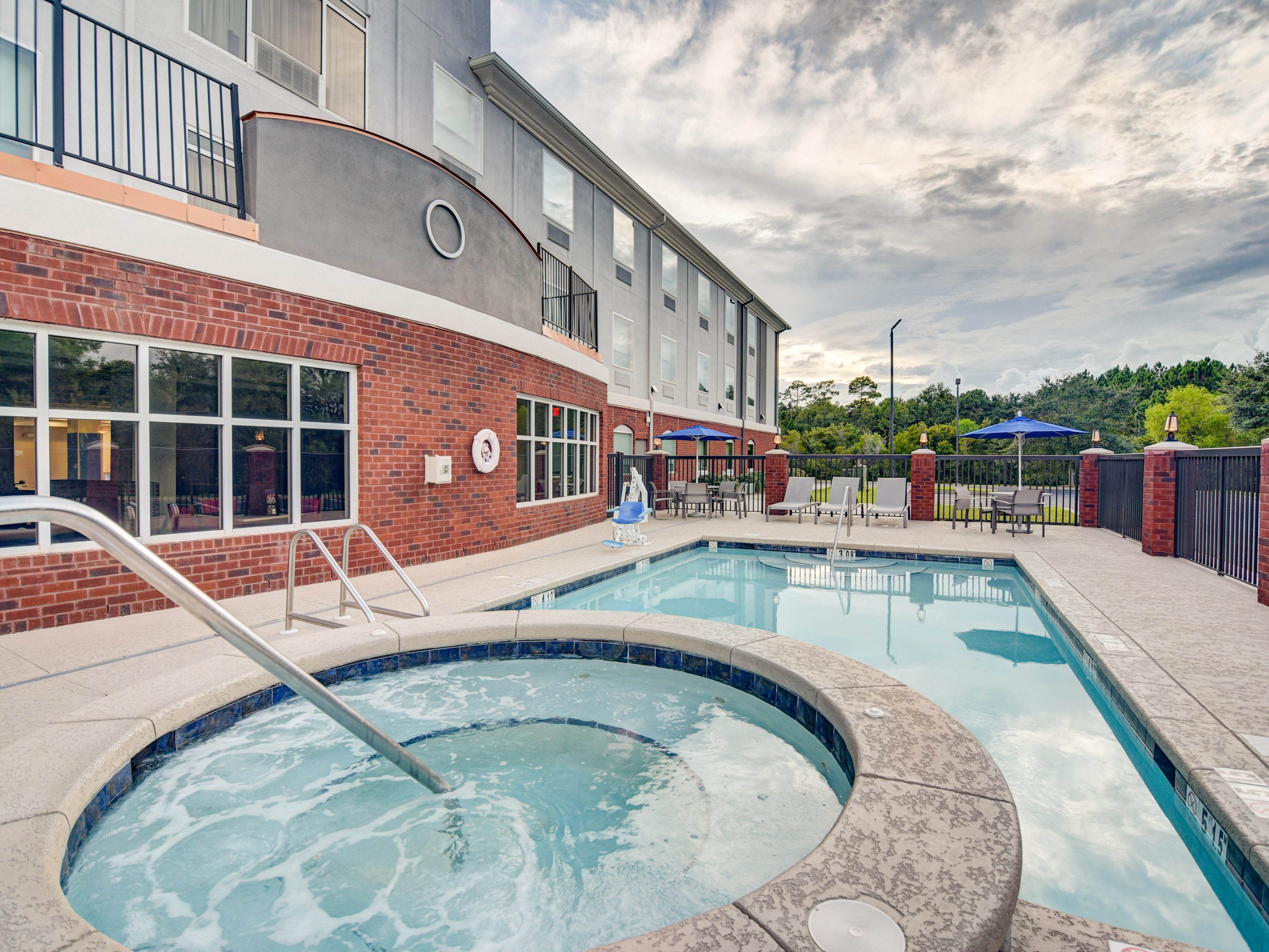 Mobile Bay Hotel in Foley, AL | Holiday Inn Express & Suites Foley - N Gulf  Shores