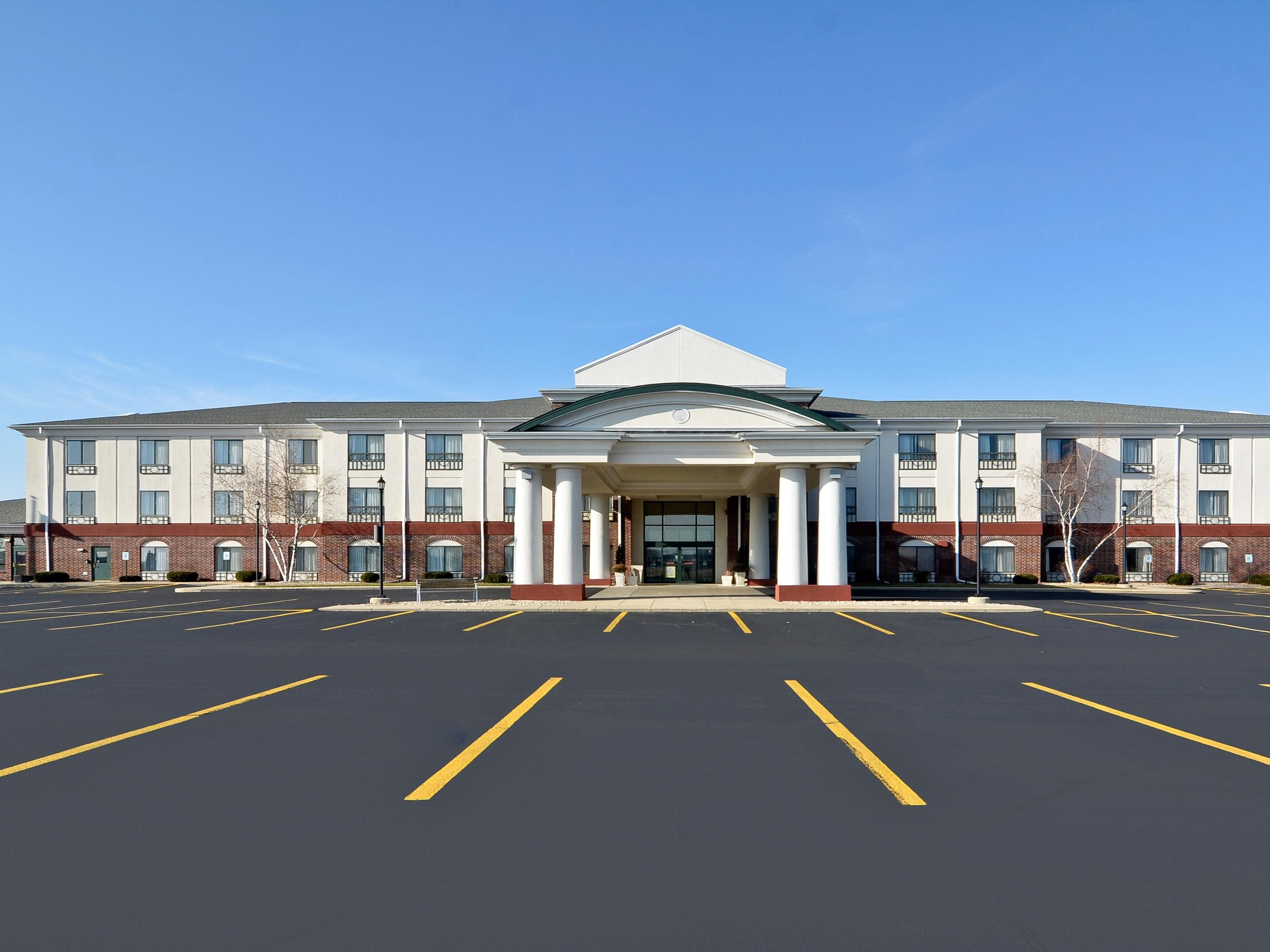 Hotel Exterior in Fort Atkinson