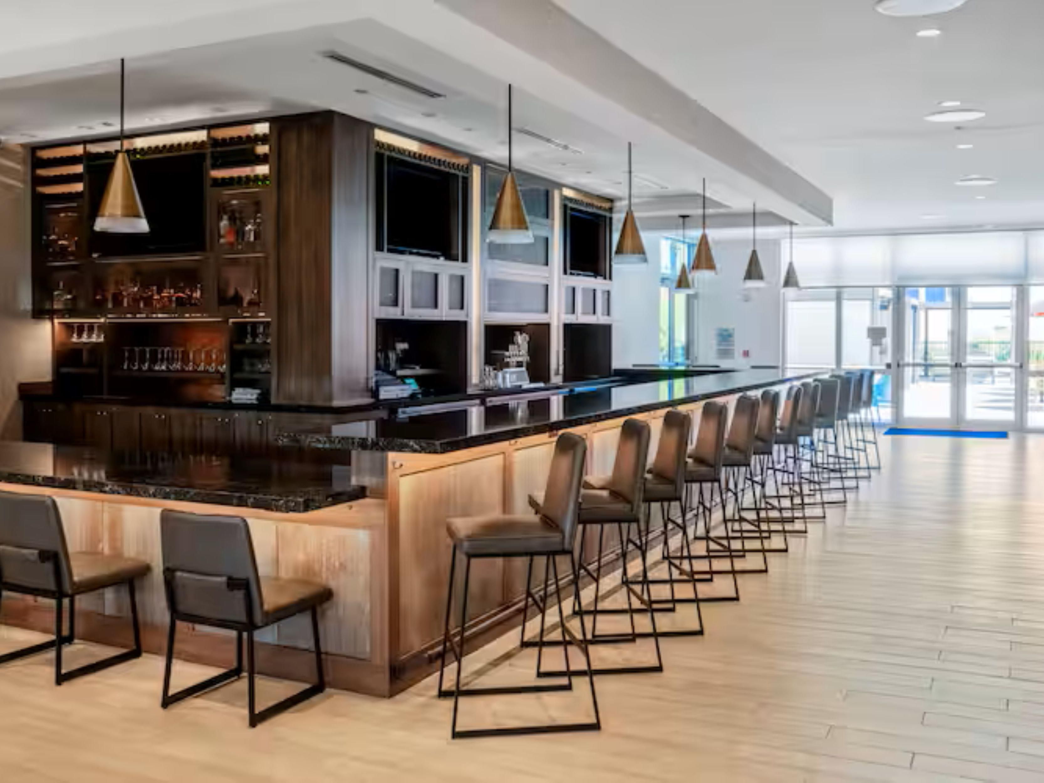 The FTC Bar, conveniently located next door to the hotel, offers a cozy whiskey bar atmosphere, open from 5 PM to 10 PM. Guests can enjoy a selection of delicious pub fare alongside a variety of drinks, making it the perfect spot to unwind after a long day. Whether you're in the mood for a casual bite or a refreshing beverage, it's on the menu.