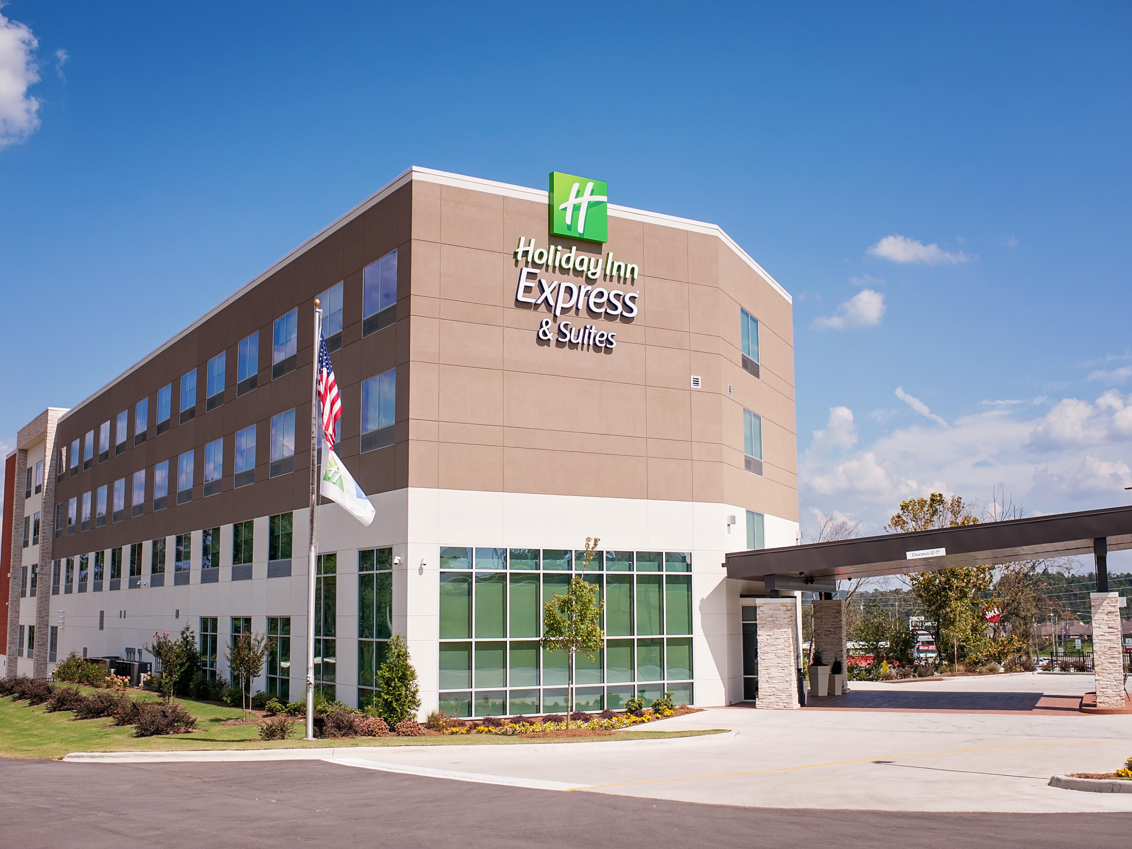 We are thrilled to announce that we have just completed a full renovation of our guest rooms and public spaces! Our newly designed guest room offer a fresh, modern aesthetic combined with the comfort and luxury you expect from us. Whether you’re here for business or leisure, we can’t wait for you to experience the gorgeous new spaces we’ve created.