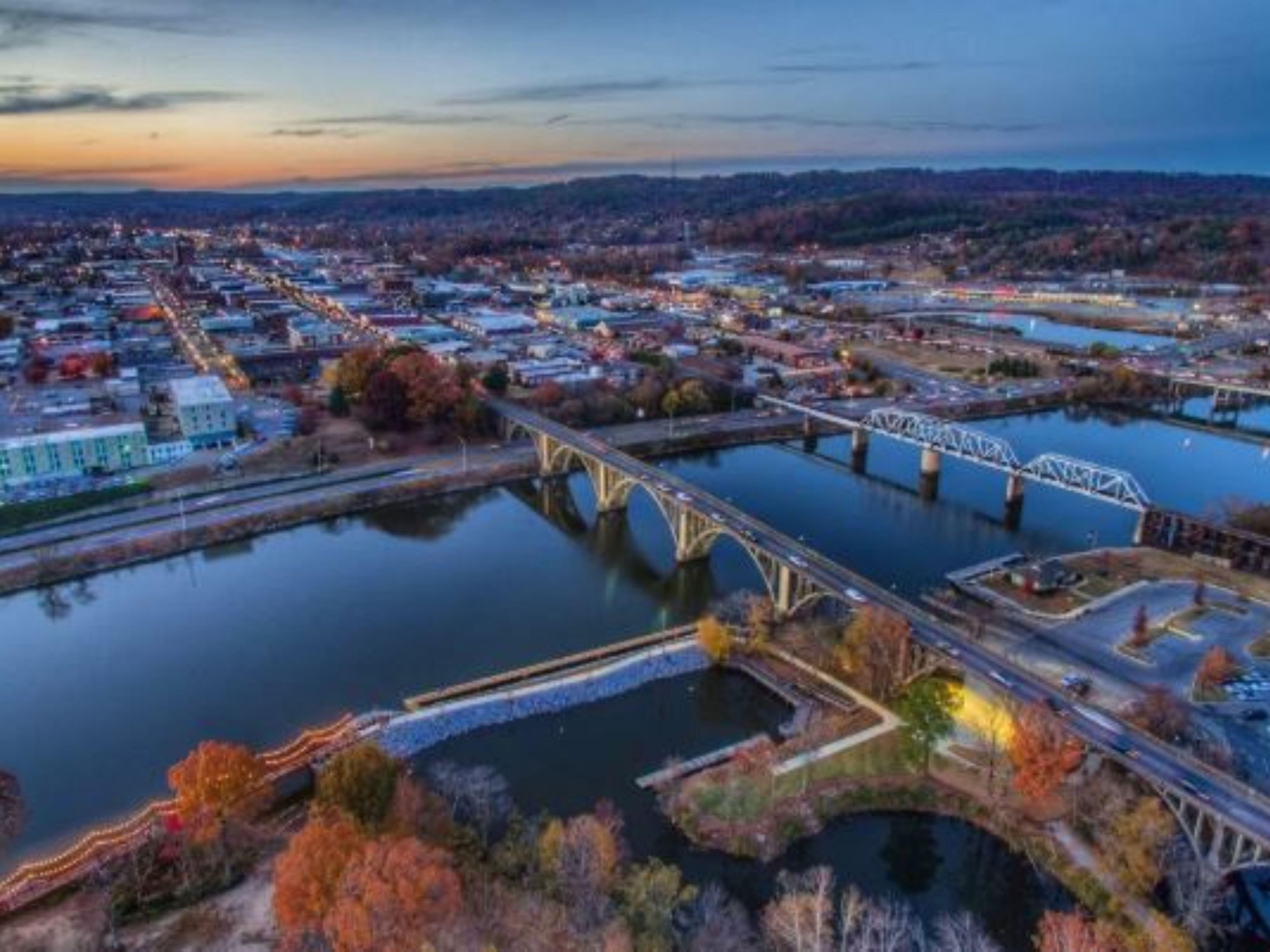 The charming city of Gadsden lies in the foothills of the Appalachian Mountains along the banks of the Coosa River.  The historic downtown area is lined with boutique shopping, unique restaurants, and nightlife. During the day, visitors enjoy outdoor activities like hiking, biking, and fishing.  