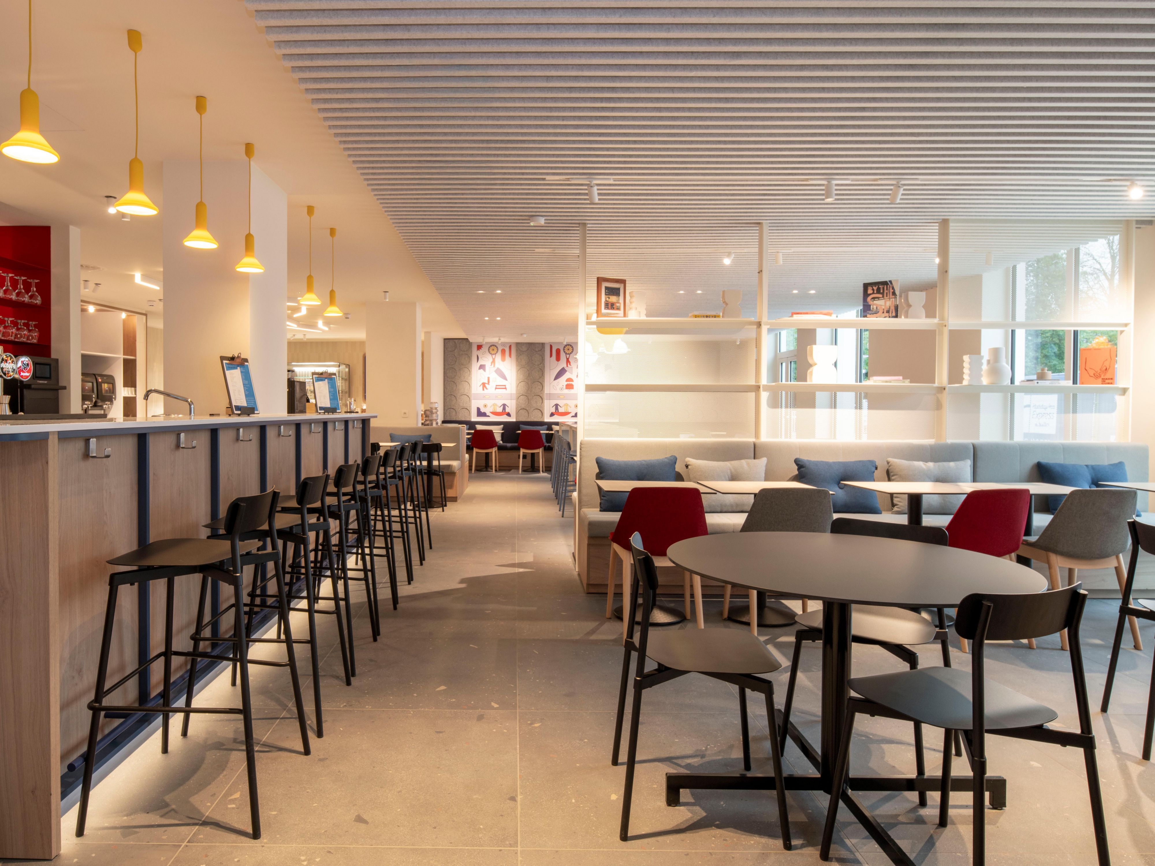 After a busy day, relax in our welcoming Lobby Bar, a perfect retreat for all. Enjoy a carefully selected range of Belgian beers, wines, and soft drinks, alongside a menu of light bites, including a tasty selection of pizzas, salads, and paninis. Whether you’re catching up with loved ones or unwinding after meetings, there’s something for everyone.