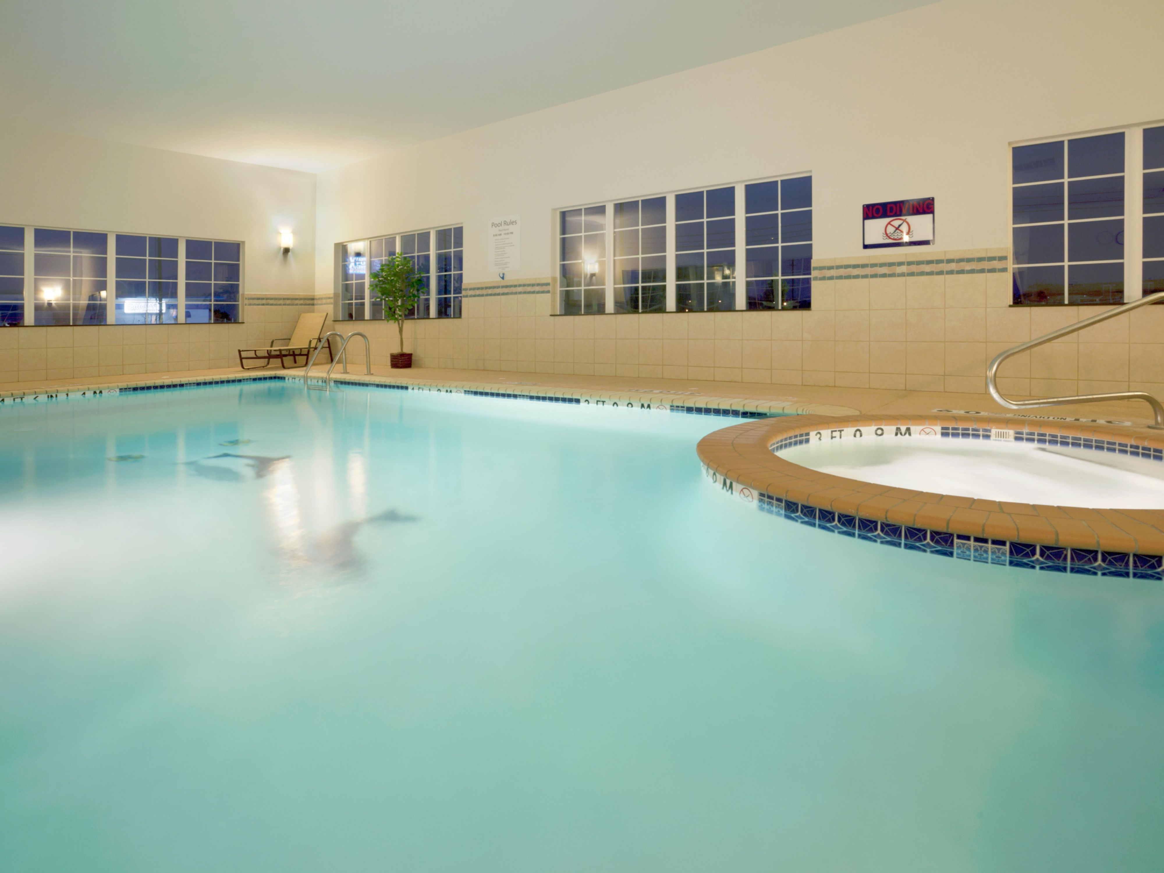 Swimming Pool at the Holiday Inn Express & Suites Georgetown