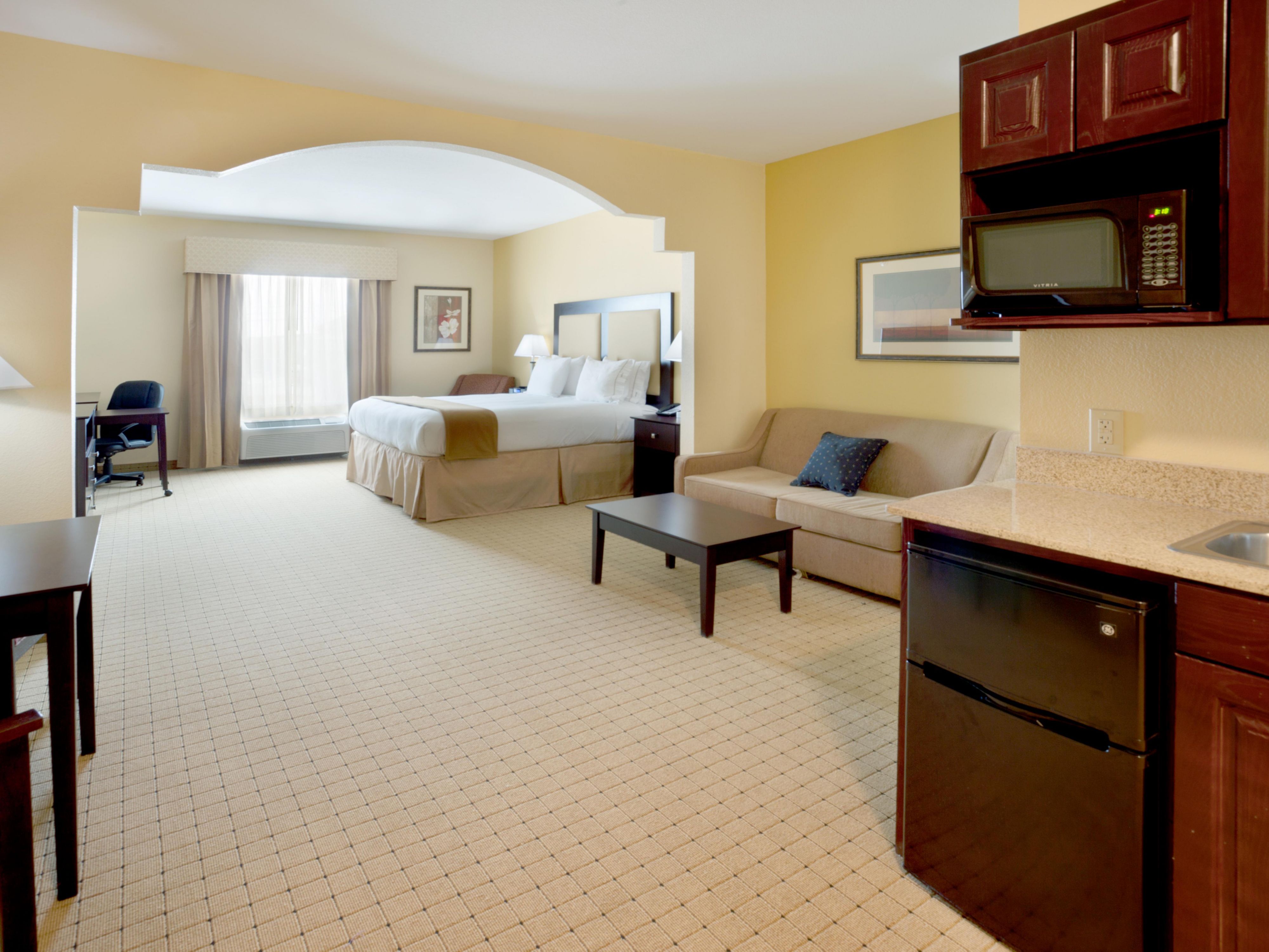 holiday-inn-express-suites-georgetown-guest-room-suite-options