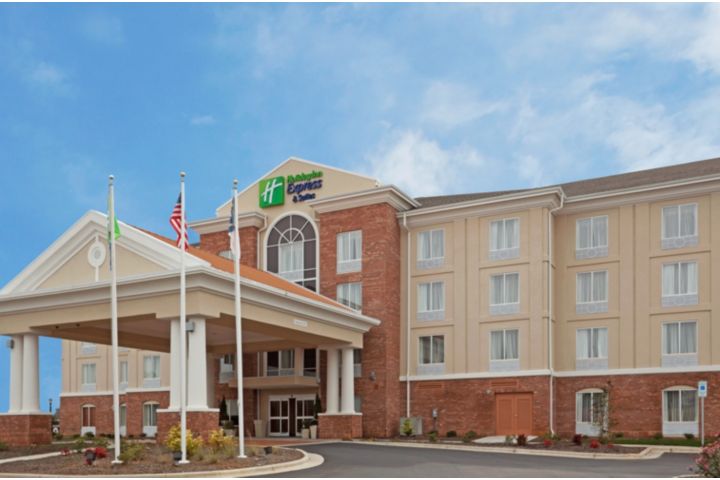 Holiday Inn Express & Suites Greensboro - Air