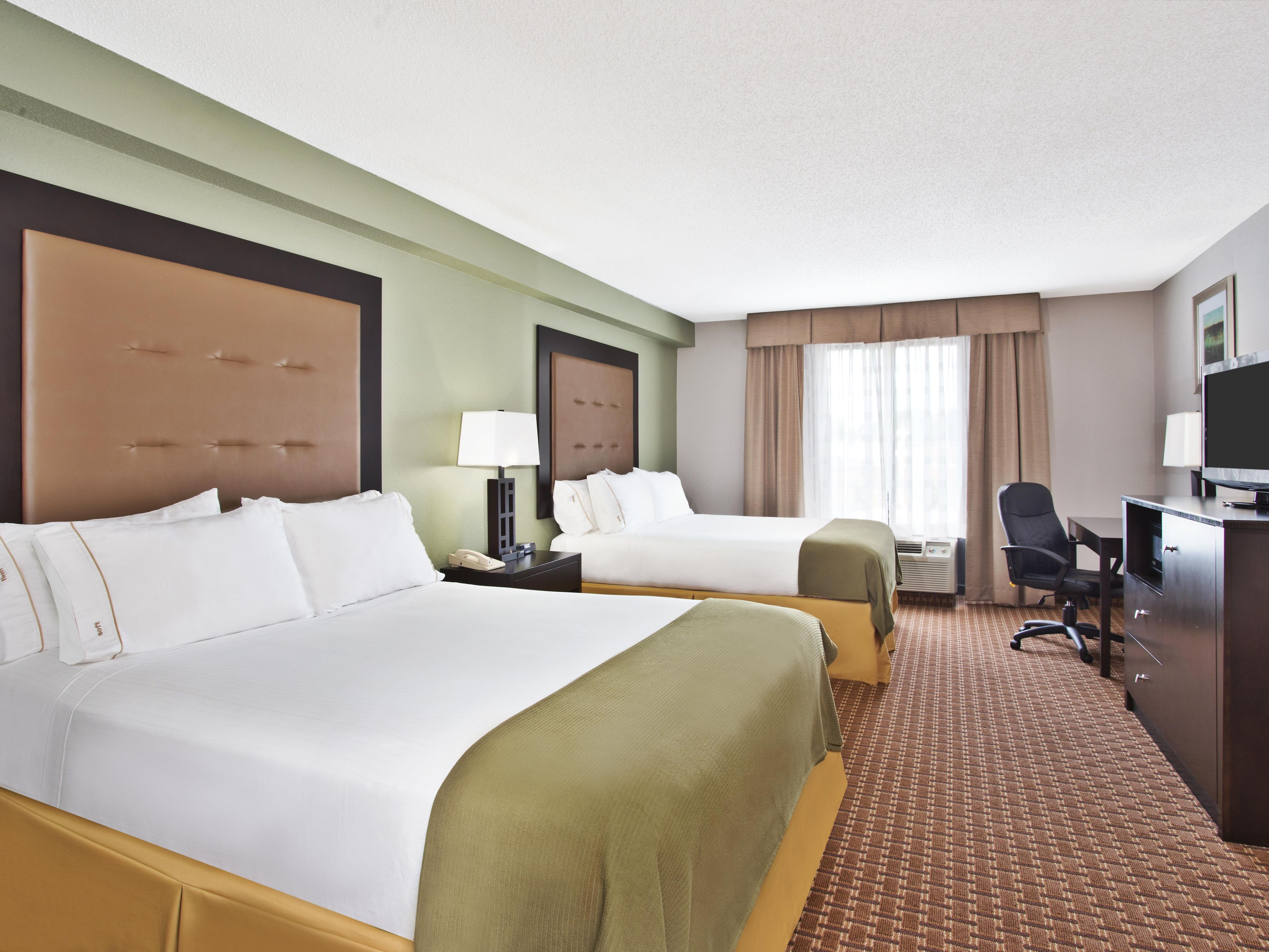Located less than 20 minutes from DE Turf Sports Complex, the Holiday Inn Express and Suites Harrington is your perfect location for your team to stay! Families will enjoy the Complimentary Express Start Breakfast each morning, and the easy drive to the complex. Make sure to call the hotel today to book your team rooms!