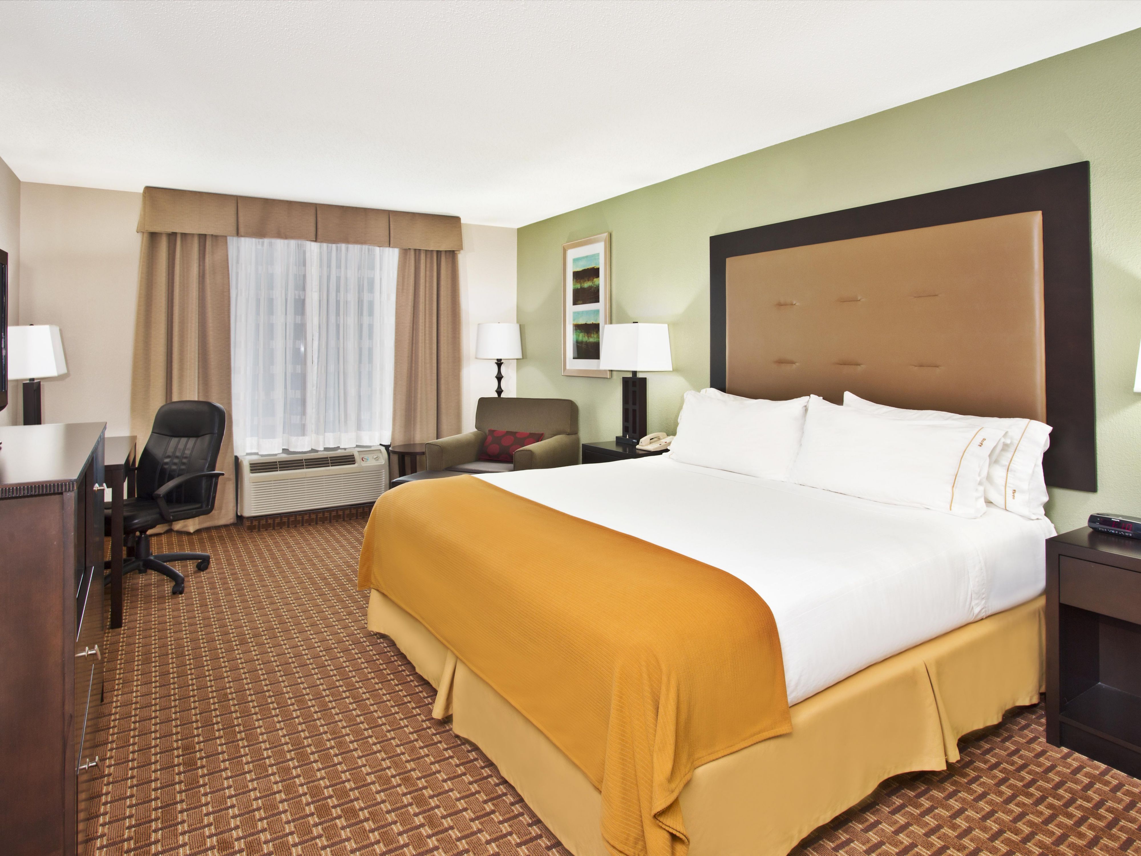 King bed with Free Internet and Free Breakfast!  