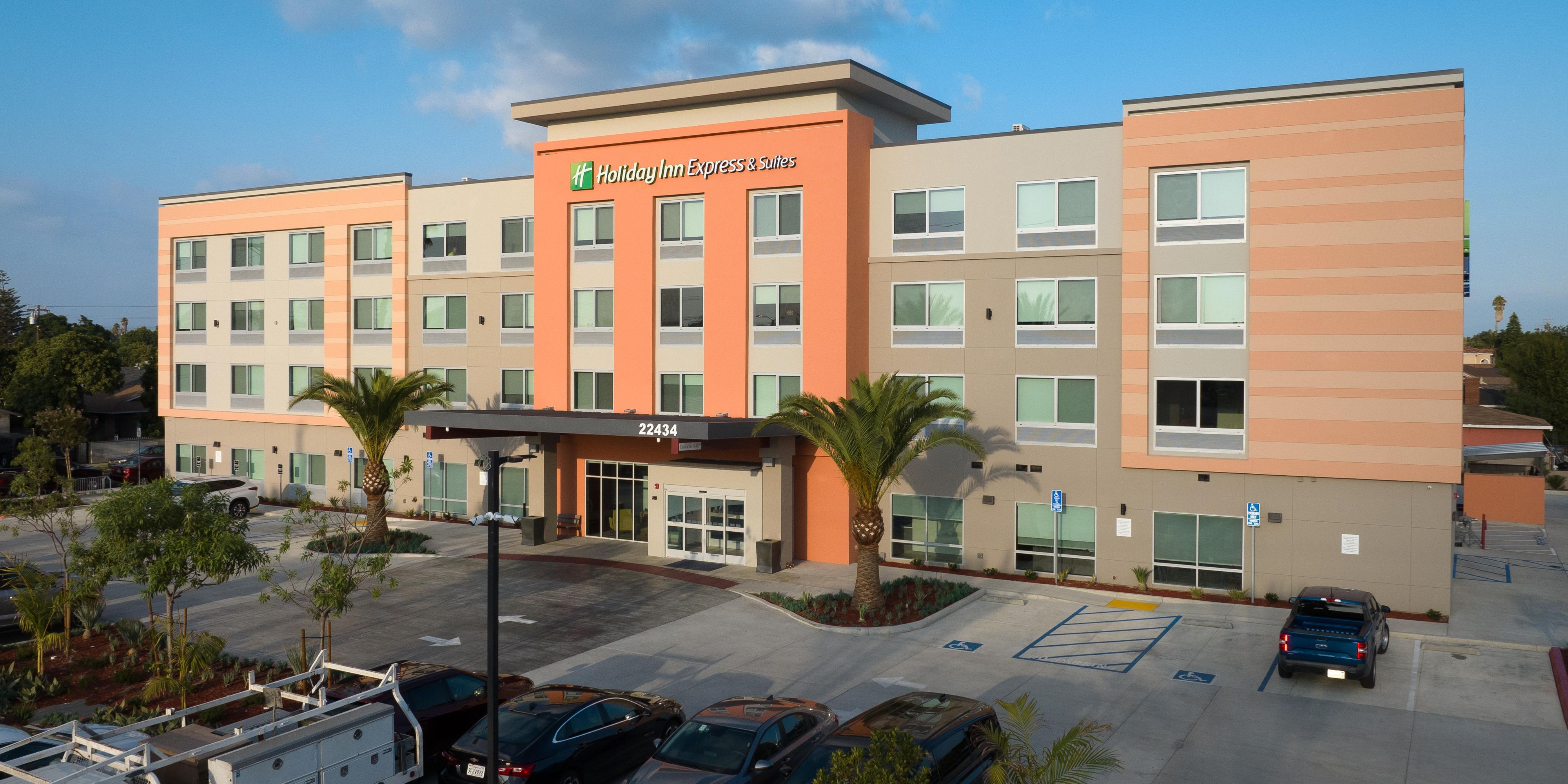 Holiday Inn Express & Suites Hawaiian Gardens