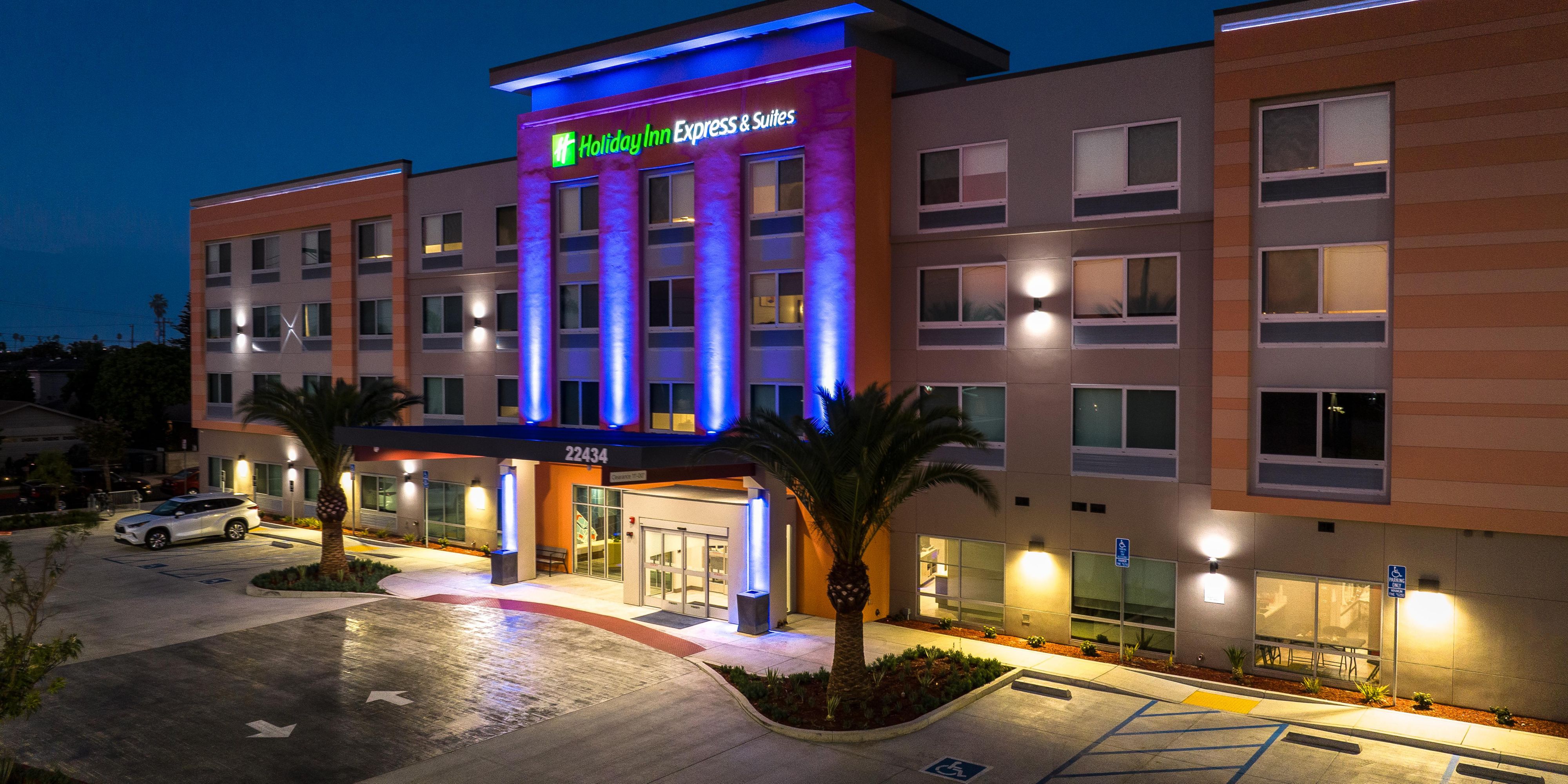 Holiday Inn Express & Suites Hawaiian Gardens