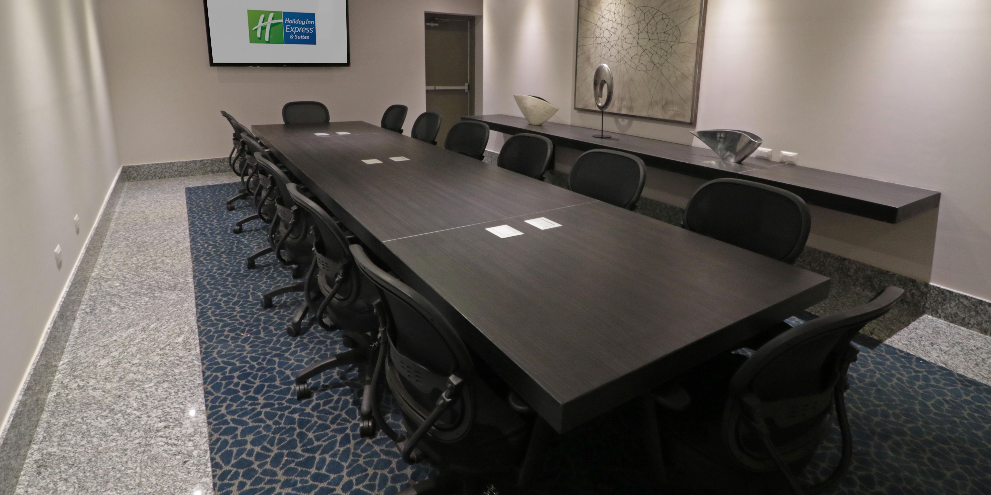 At Holiday Inn Express & Suites you can use our executive spaces for complimentary meetings.