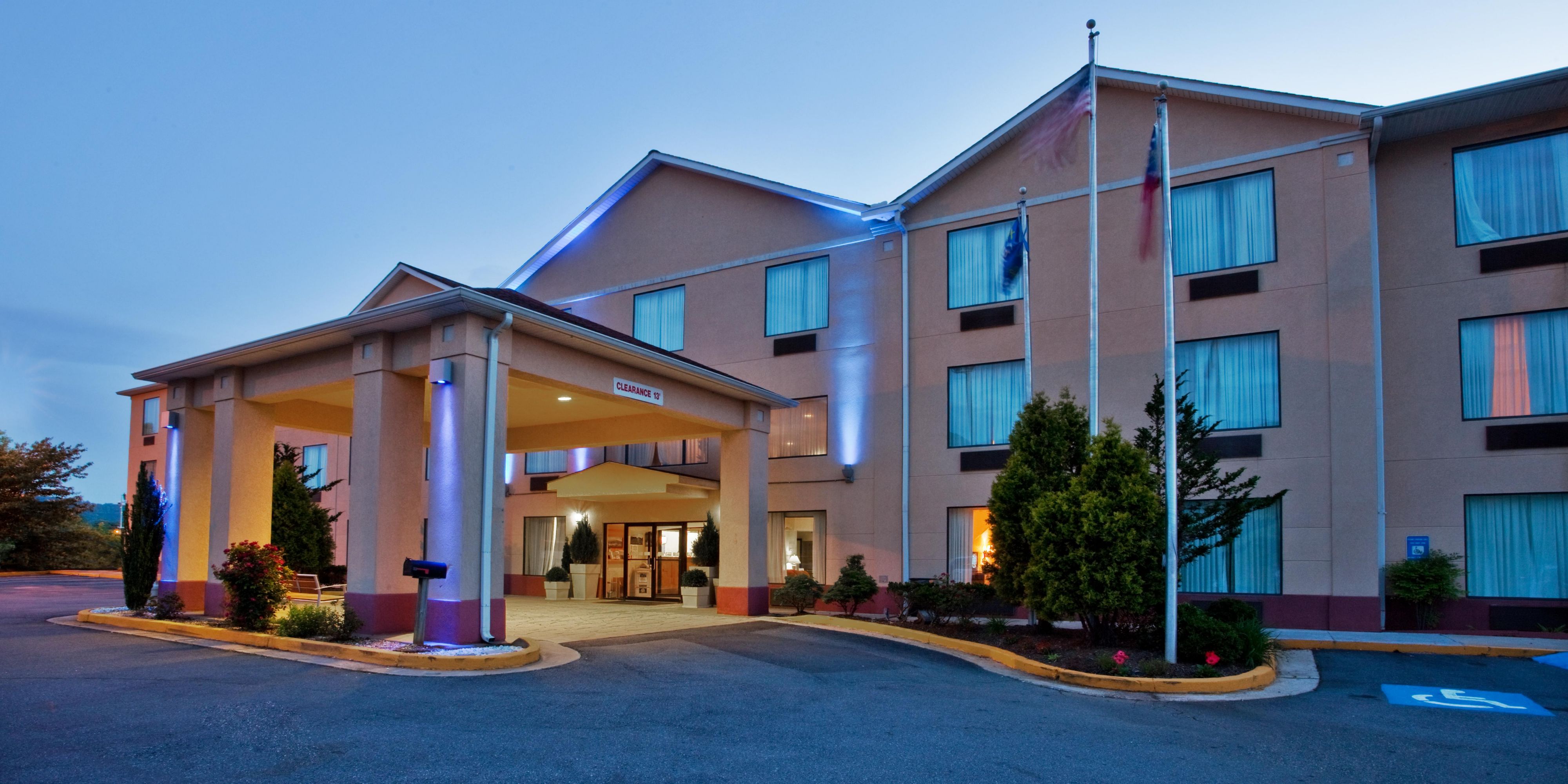 Holiday Inn Express & Suites Hiawassee