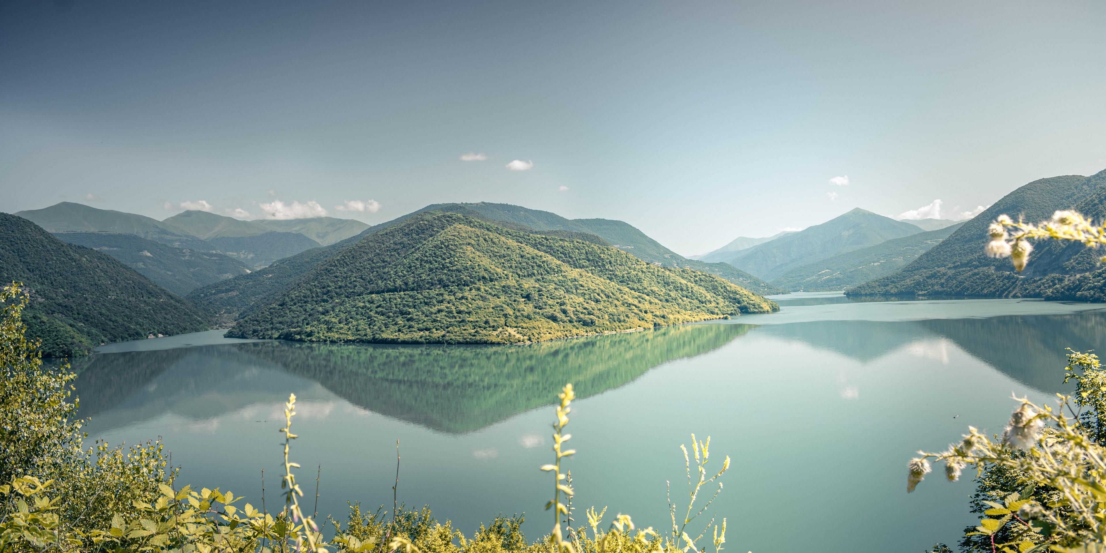 A one and half mile walk or a 3 minute drive from the most beautiful Georgia fairgrounds! Whether you are coming for a concert or a BBQ fest, we are the hotel for your next visit to Hiawassee.