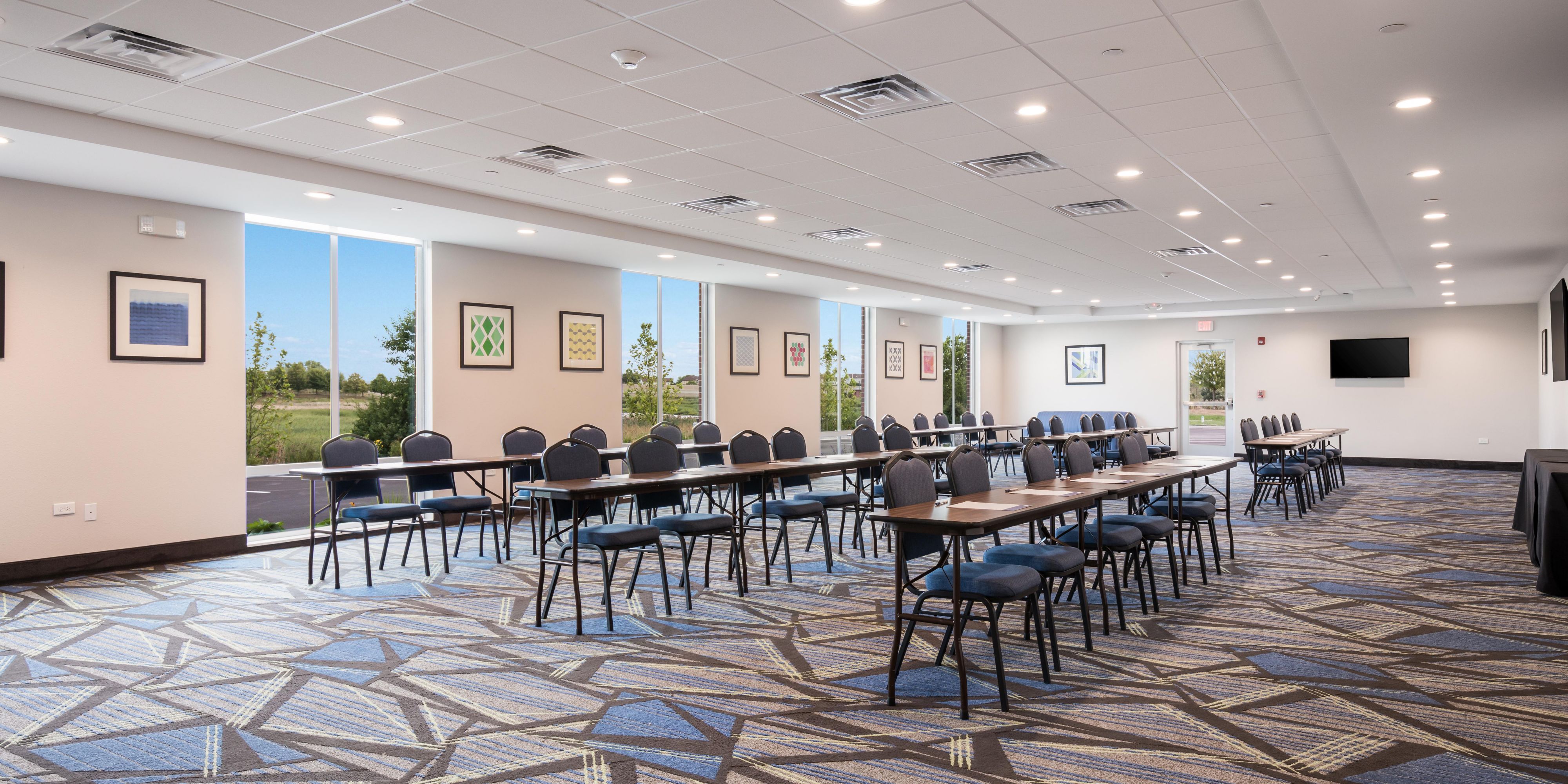 The Holiday Inn Express & Suites Chicago - Hoffman Estates is centrally located within Prairie Stone Parkway and surrounded by innovative and modern corporate and dining/entertainment venues to meet to all of your needs.