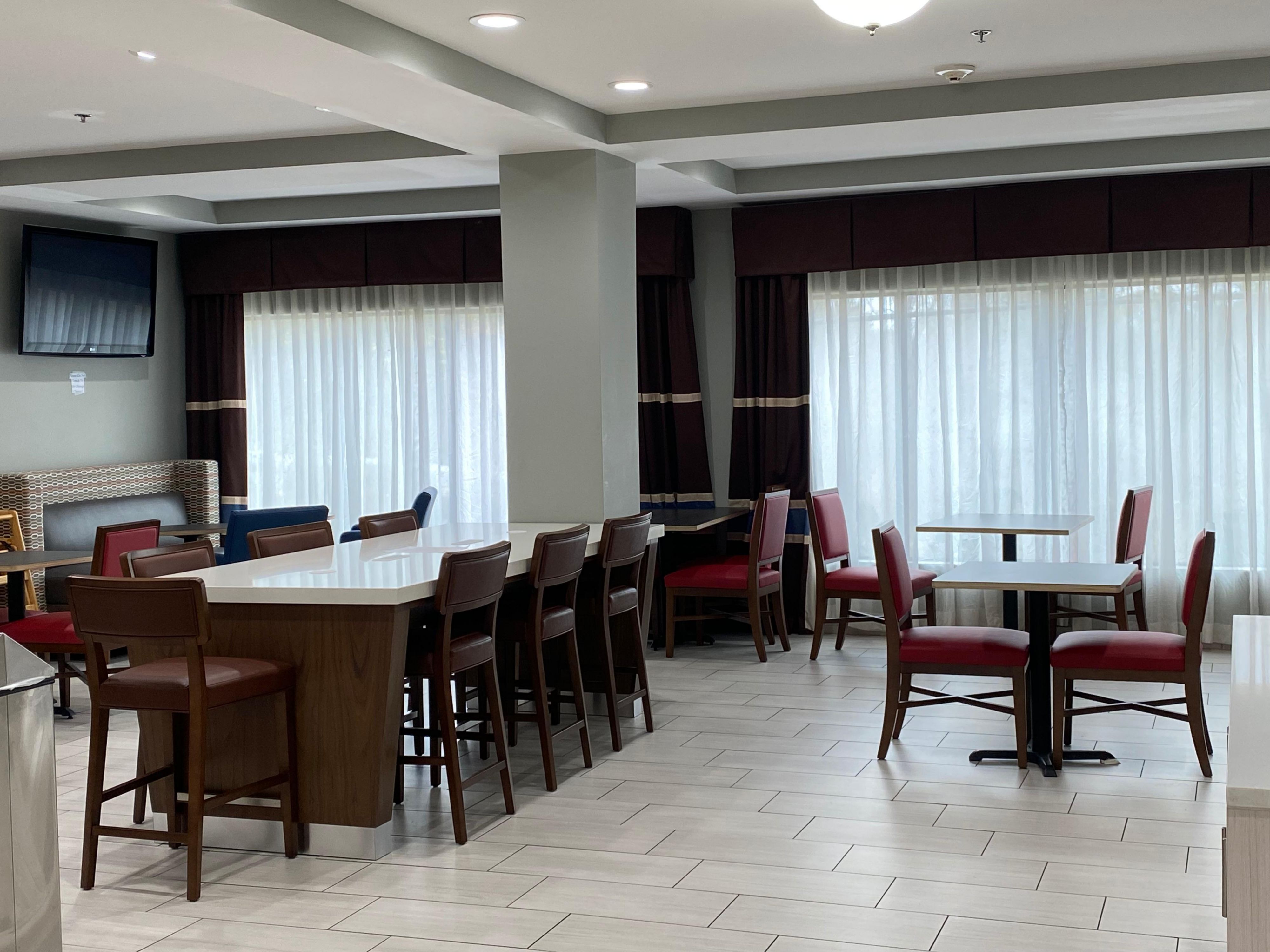 Join us for a social hour every Tuesday through Thursday from 6:00pm to 7:00pm. Mix, mingle, and meet other guests while you enjoy complimentary light bites, beer, and wine in a relaxed and friendly atmosphere. Social time is a great way to unwind after a long day.