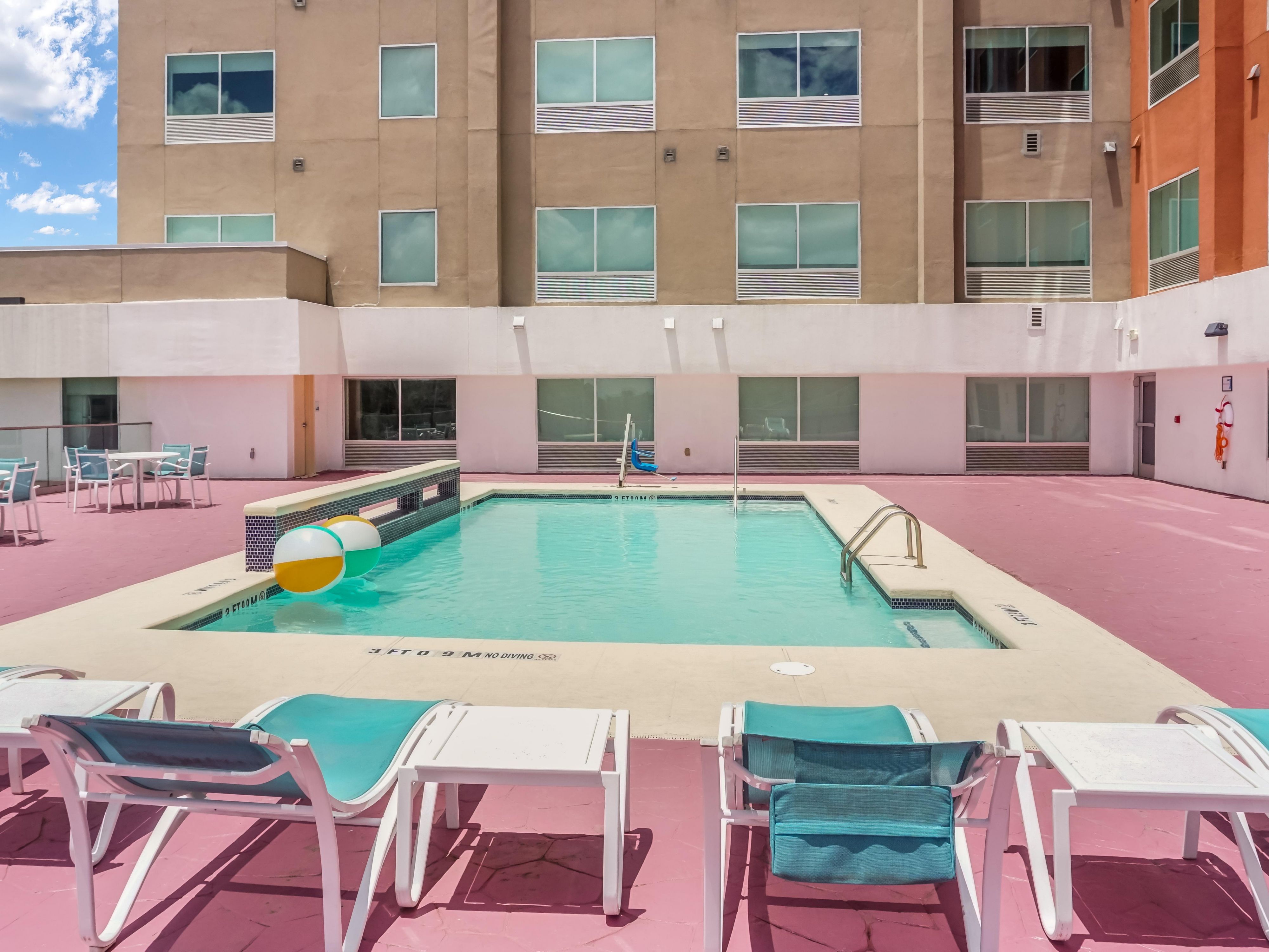 ¡Date un chapuzón! Nuestra piscina al aire libre está abierta para su disfrute.