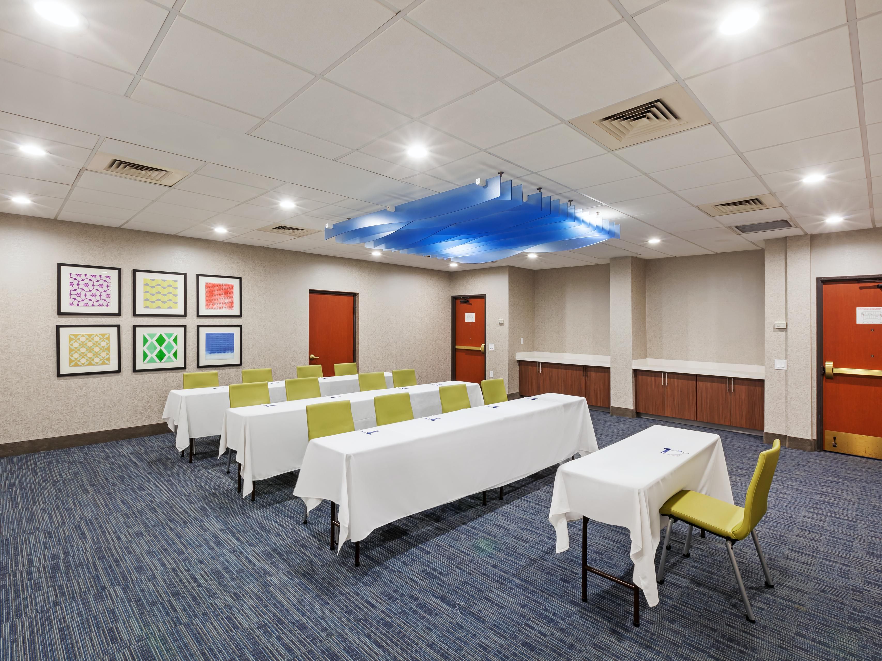 Small meetings play a vital role in the success of many organizations.  Are you planning a small corporate meeting, board retreat or brainstorming session?  Our flexible meeting space is sure to lead to big ideas!  Whether you're a group of 15 or 40, we can help!  Our Team is dedicated to making your meeting a huge success!  
