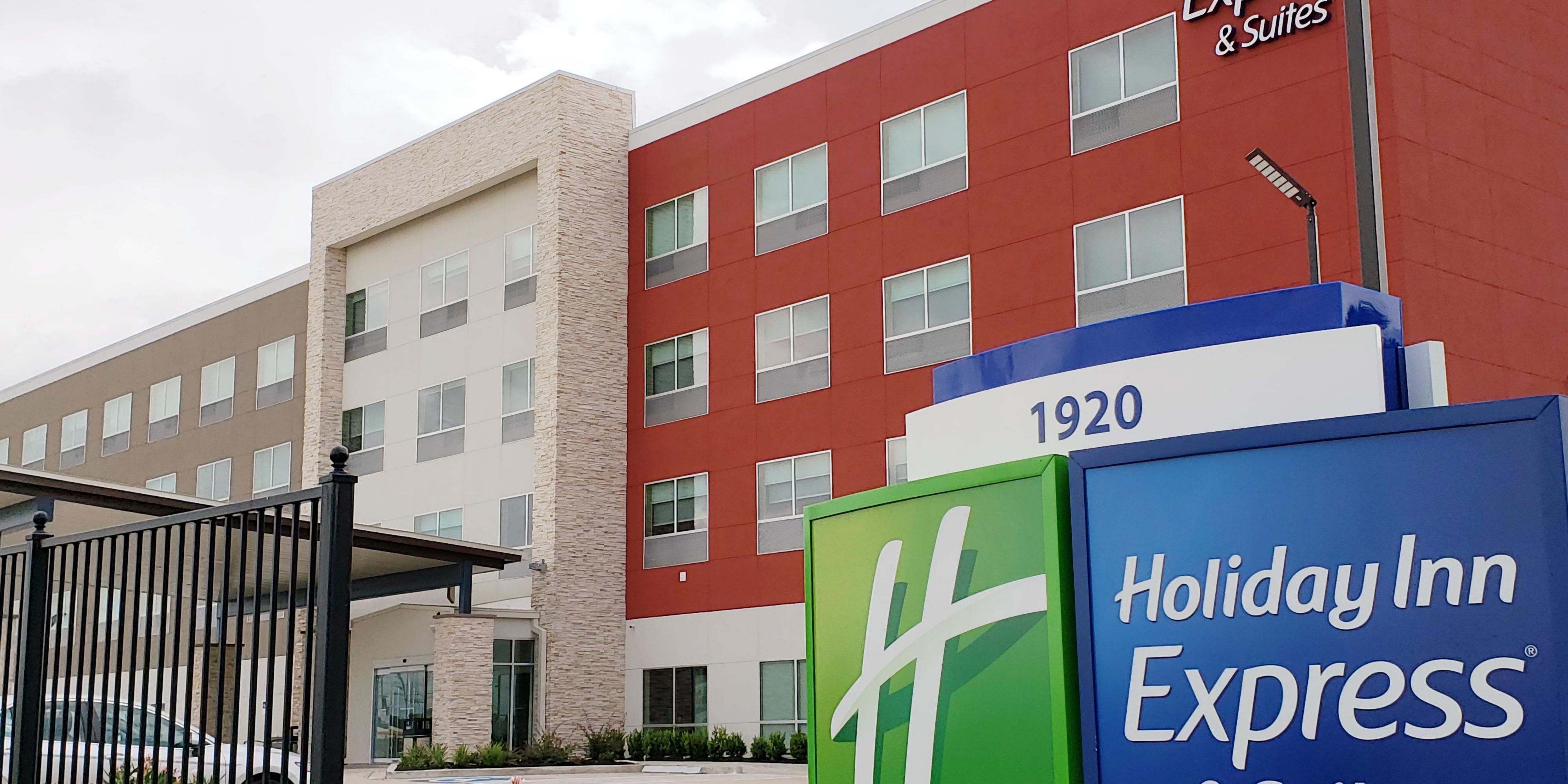 Holiday Inn Express & Suites Houston IAH - Beltway 8