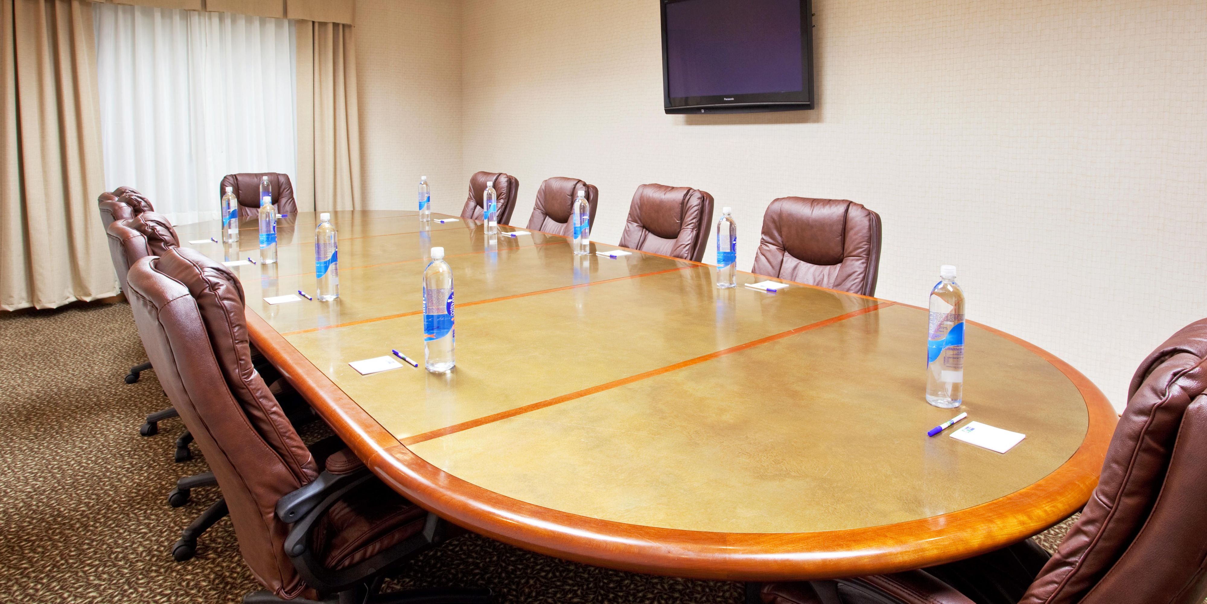 Our quaint 15 person board room is the perfect space for your group. Equipped with up to date technology including a teleconference line and flat screen TV for presentations as well as a  kitchenette including a  refrigerator and microwave, 
Complimentary WiFi and Business Center is available for any of your office needs.