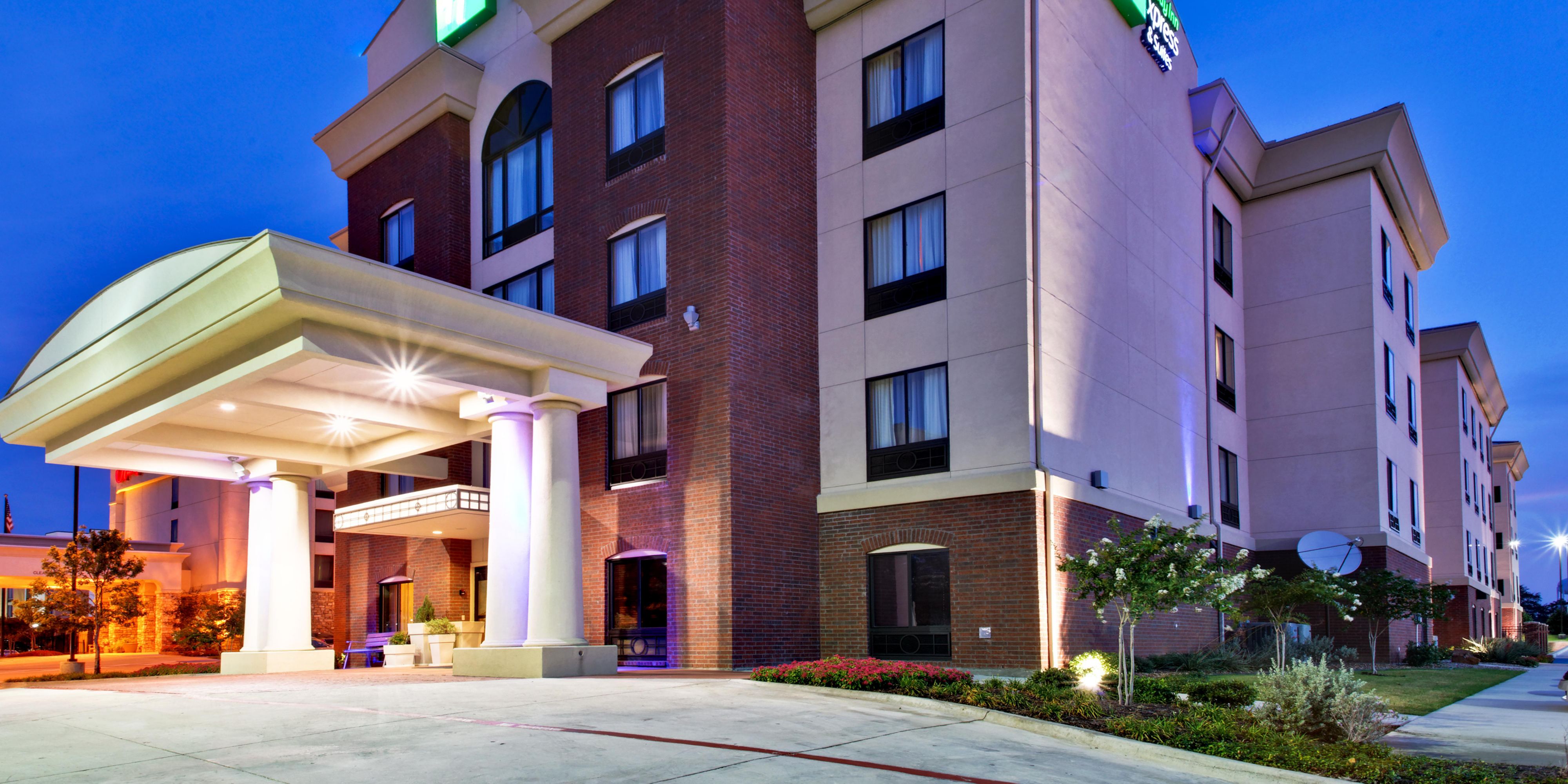 Holiday Inn Express & Suites DFW West - Hurst