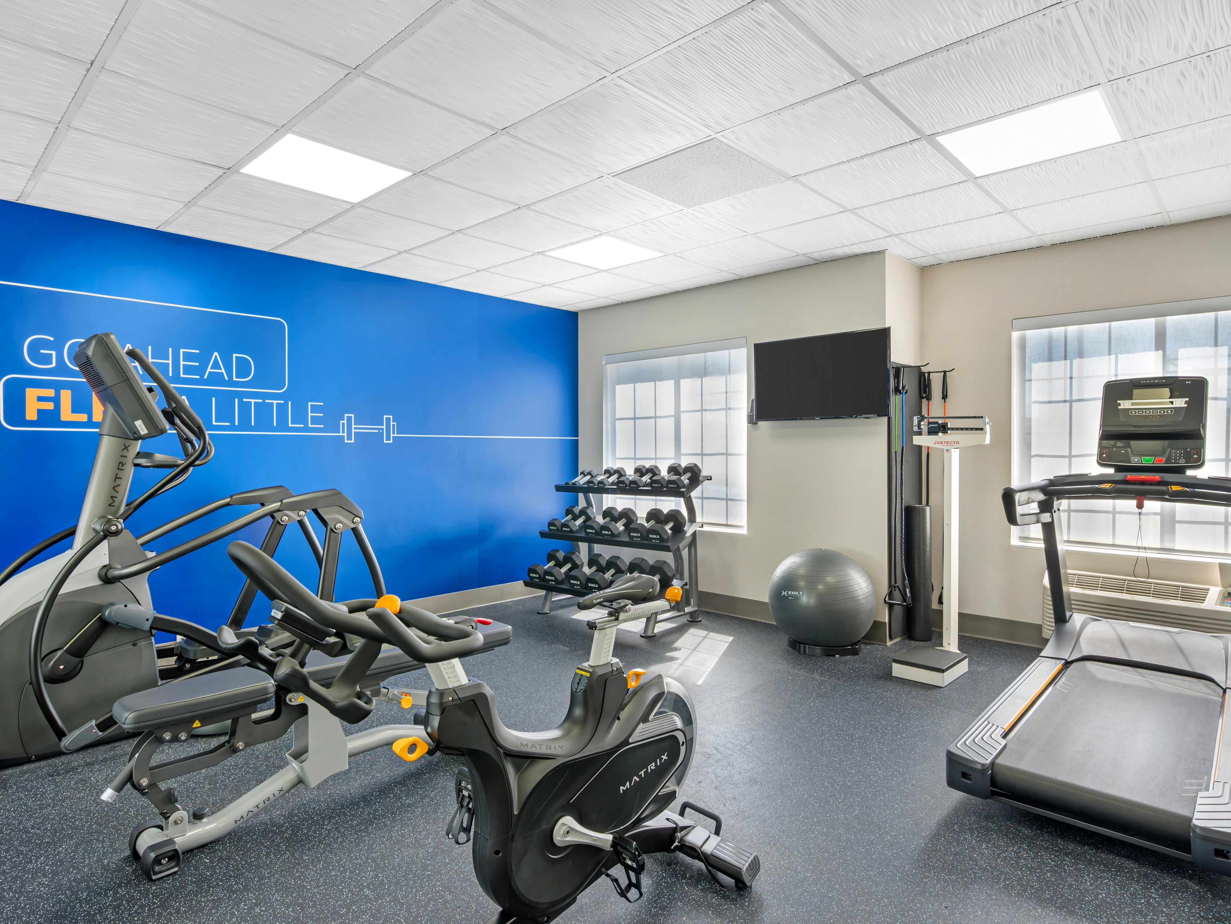 استمتع بوقتك ولعب كرة السلة في الملعب الموجود داخل الفندق.