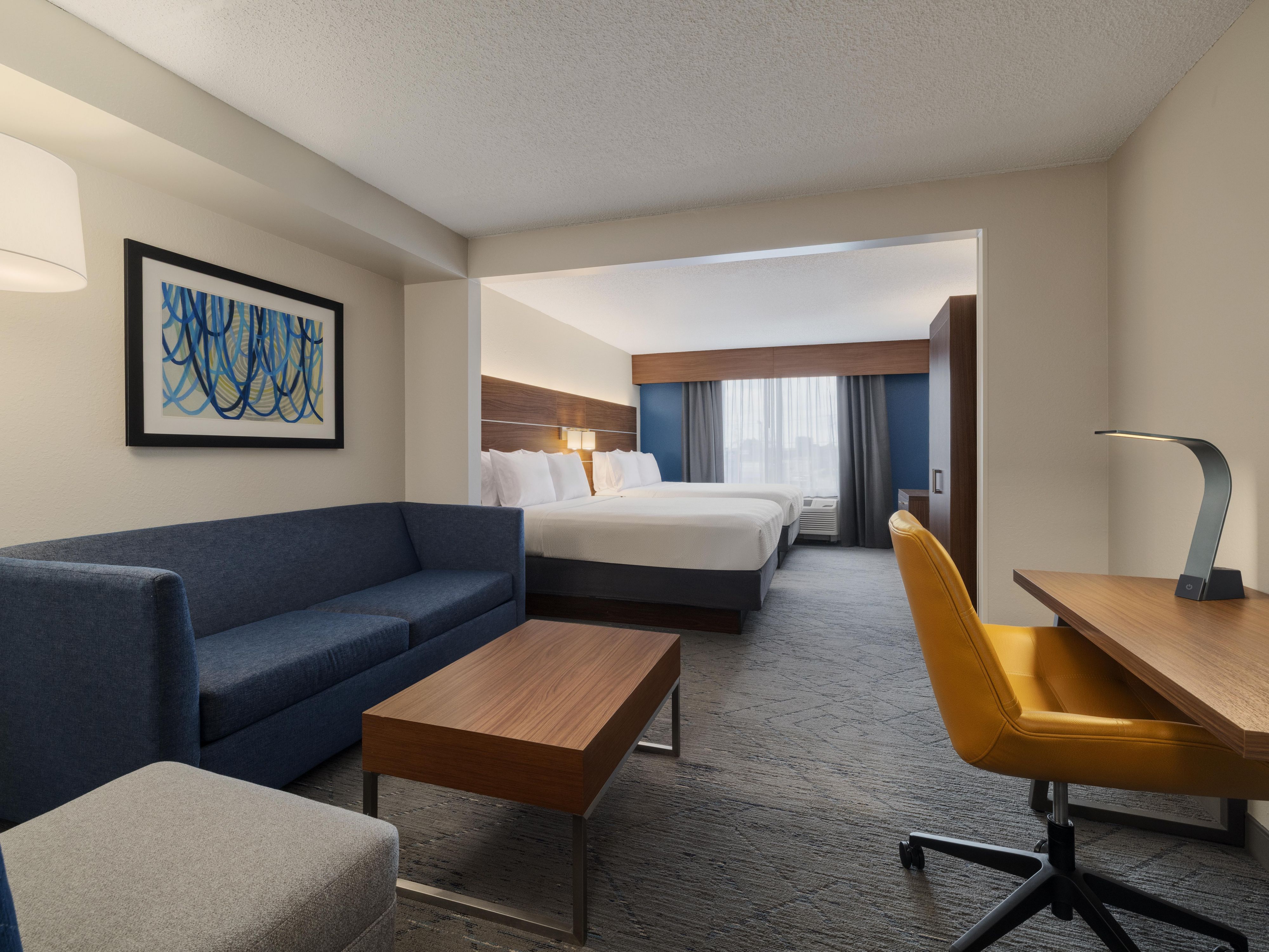 Entspannen Sie sich in unserer geräumigen Suite mit zwei Queensize-Betten und Sofa