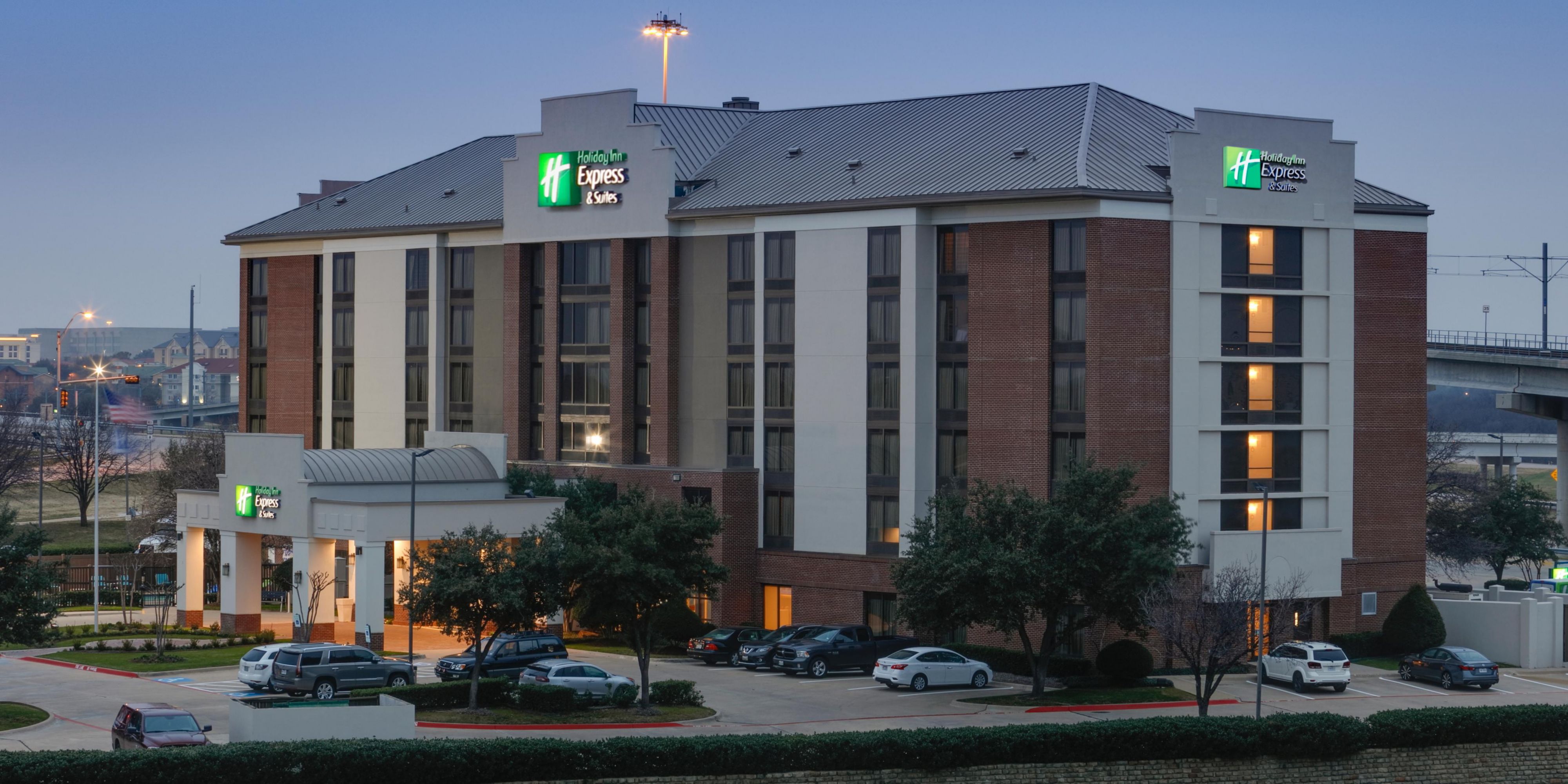 Holiday Inn Express & Suites Irving Conv Ctr - Las Colinas