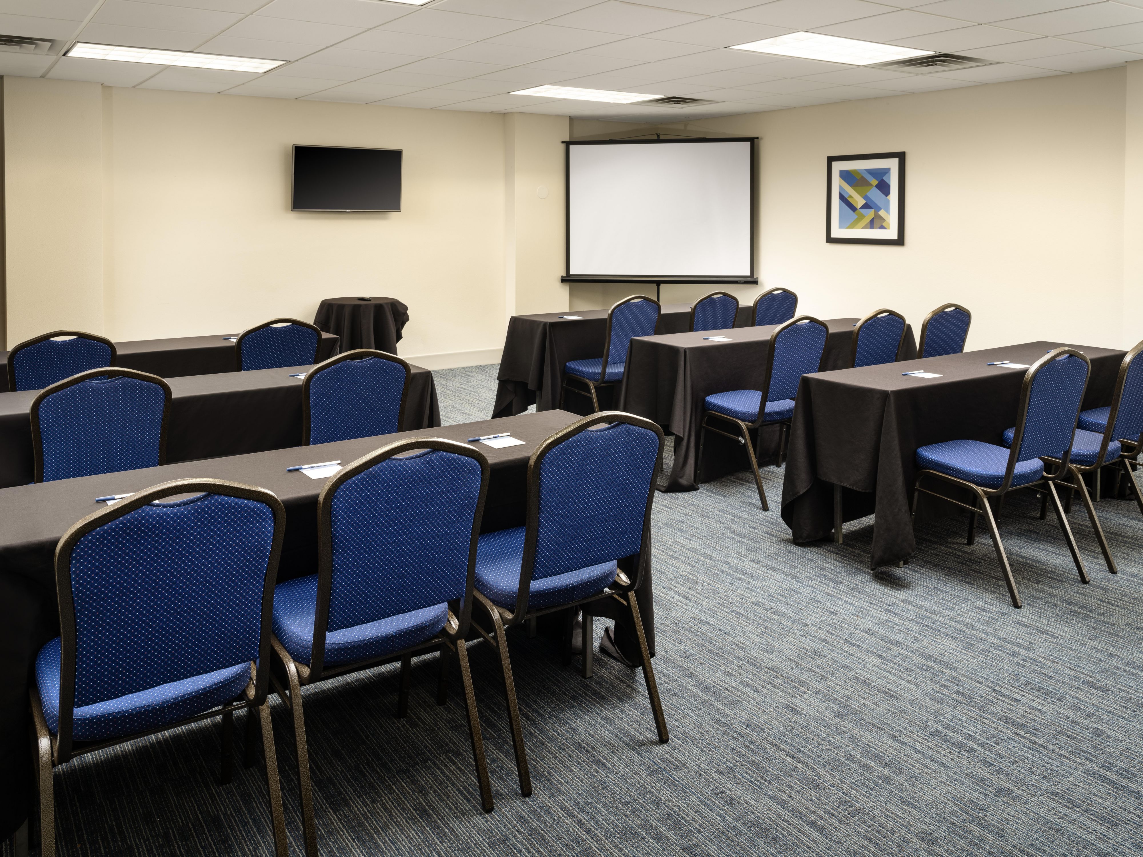 Ballroom kami memiliki ruang pertemuan fleksibel lebih dari 1400 kaki persegi. Kami dapat mengakomodasi berbagai kebutuhan mulai dari resepsi pernikahan, seminar, pertemuan perusahaan, reuni keluarga dan banyak lagi. Kapasitas adalah 100 orang tergantung pada penyiapan. Hubungi Tim Penjualan kami untuk acara Anda berikutnya.
