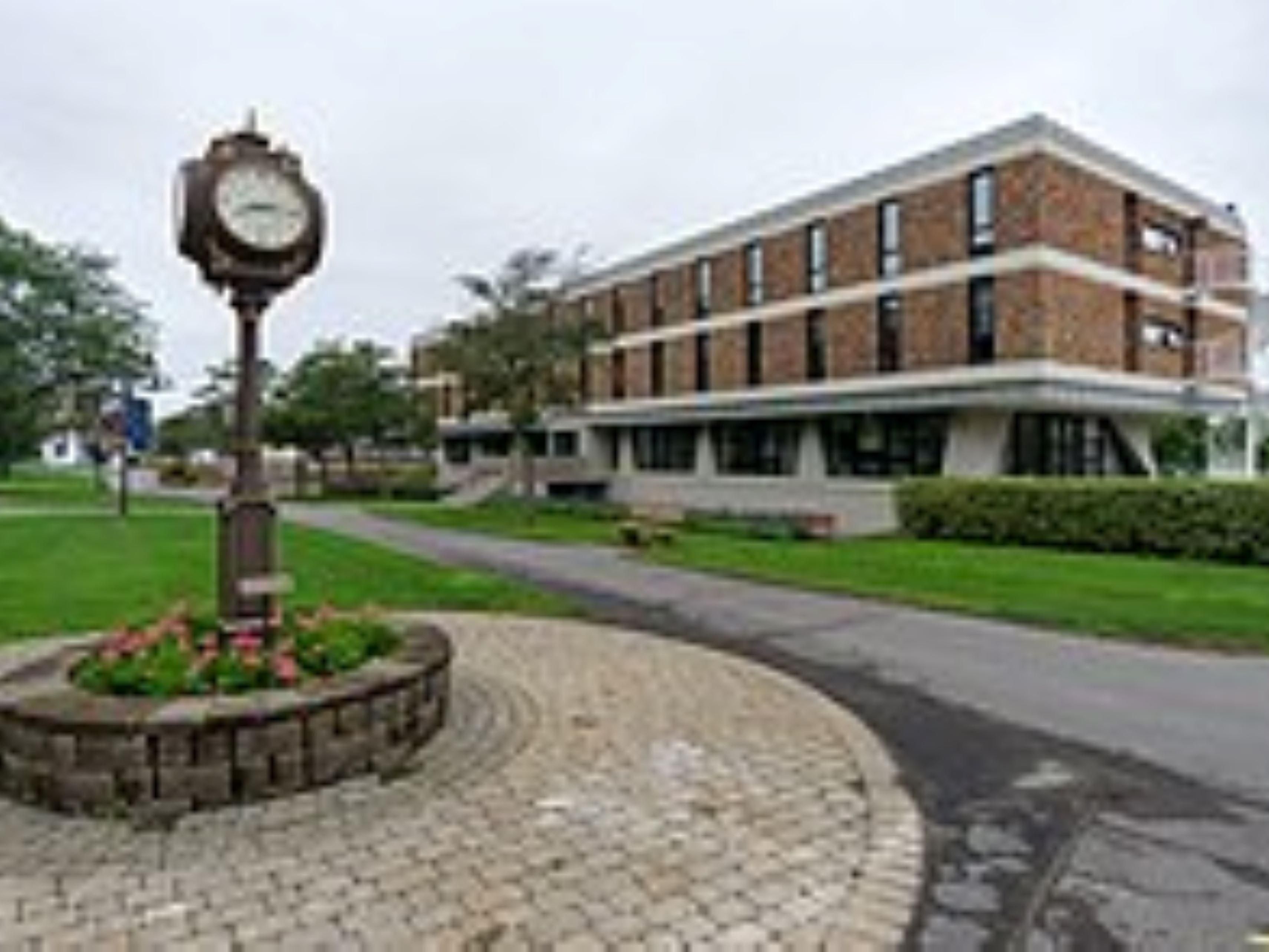 Situated just minutes from Cornell University and Ithaca College, our hotel is the perfect base for campus visits, events, or exploring the area. Enjoy easy access to campus activities, academic events, and the vibrant culture of Ithaca while enjoying a comfortable and relaxing stay.