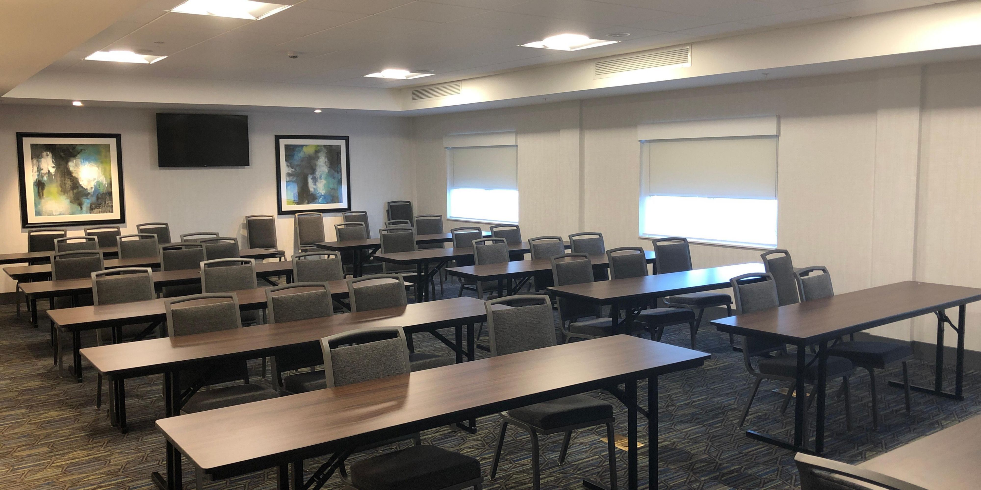 Two corporate meeting rooms are available on site for rental.
Conference room for 14 attendees boardroom style.
Salon set for 35 people classroom.
