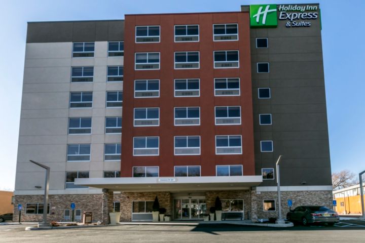 Holiday Inn Express & Suites Jersey City Nort