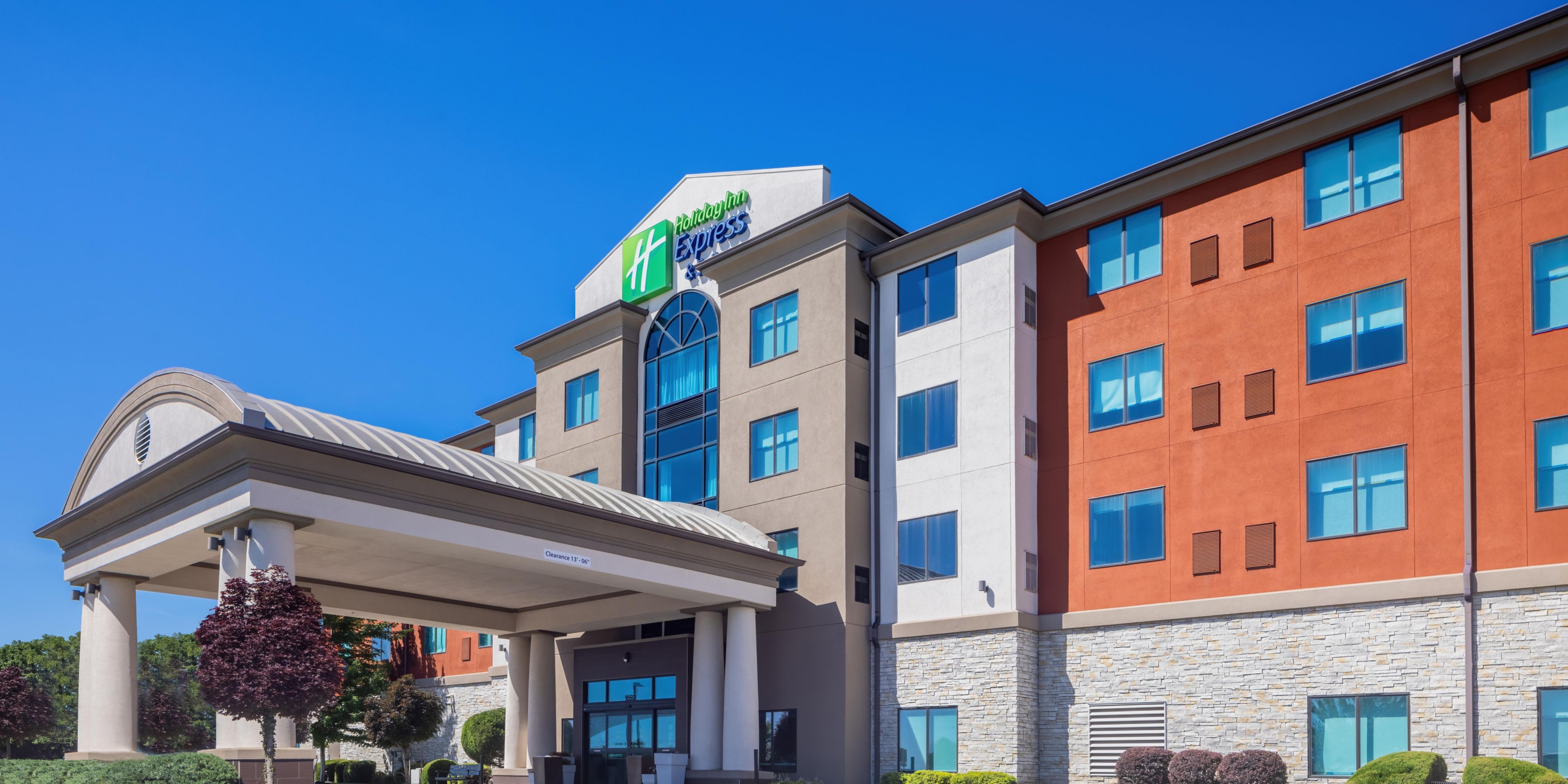 Holiday Inn Express & Suites Kansas City Airport