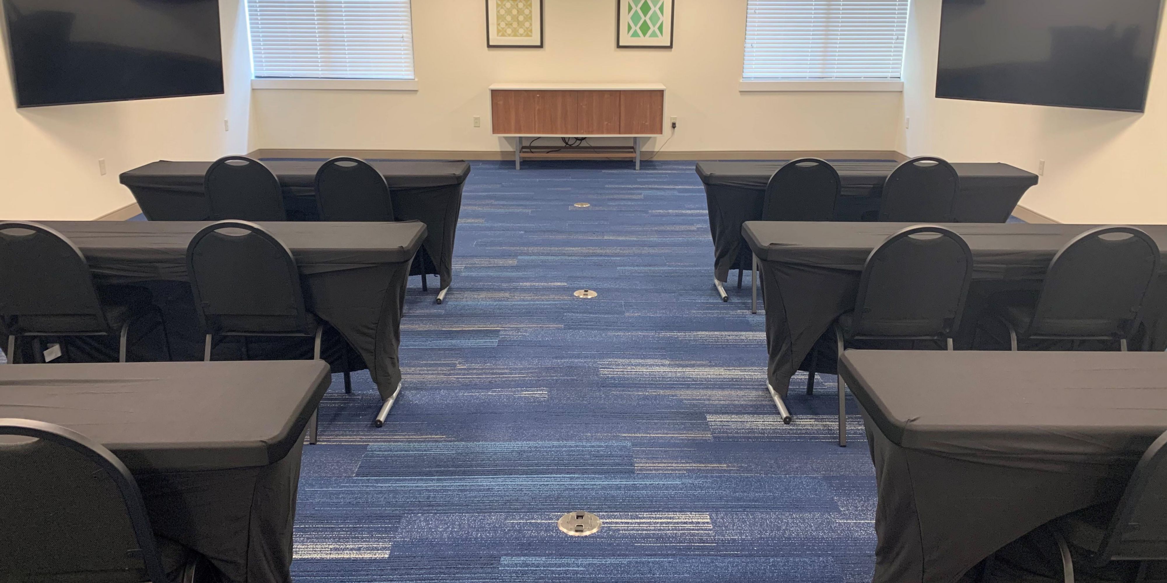 Book your next meeting or event in our DeKalb Room! At 1,160 sq. ft. and equipped with four 65" televisions, we can make your next meeting an easy success!